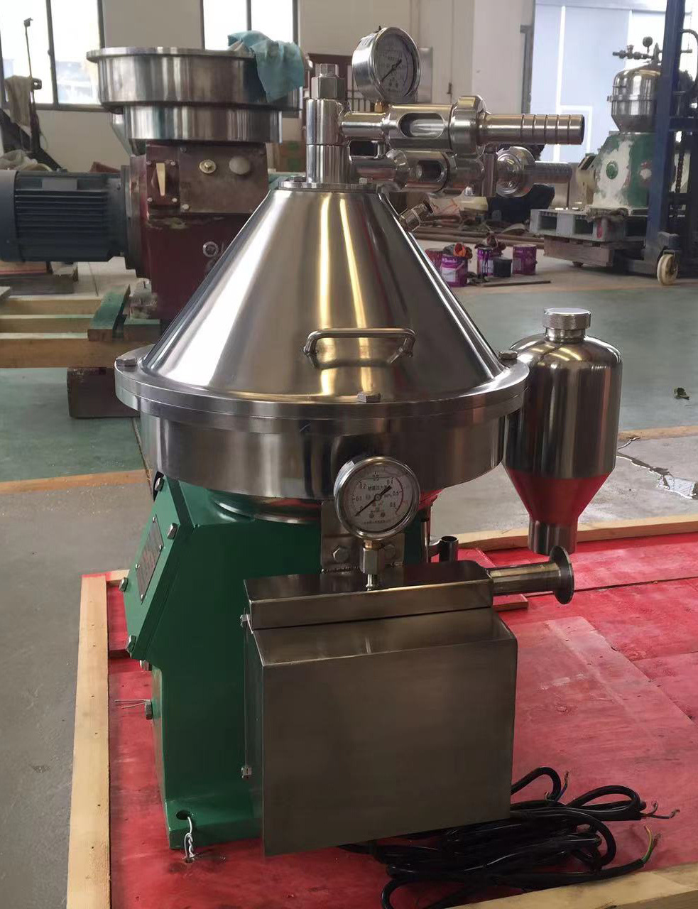 Economic small disc centrifuge separator with continuous feed and discharge