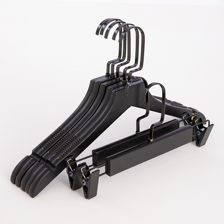 china assessed supplier rubber anti theft black child clothes wooden coat hanger stand for  hotel with non-slip strip