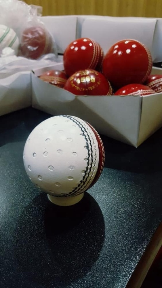 Practice ball Good Quality Cricket Ball Machine Made Best Design Swing Cricket Balls