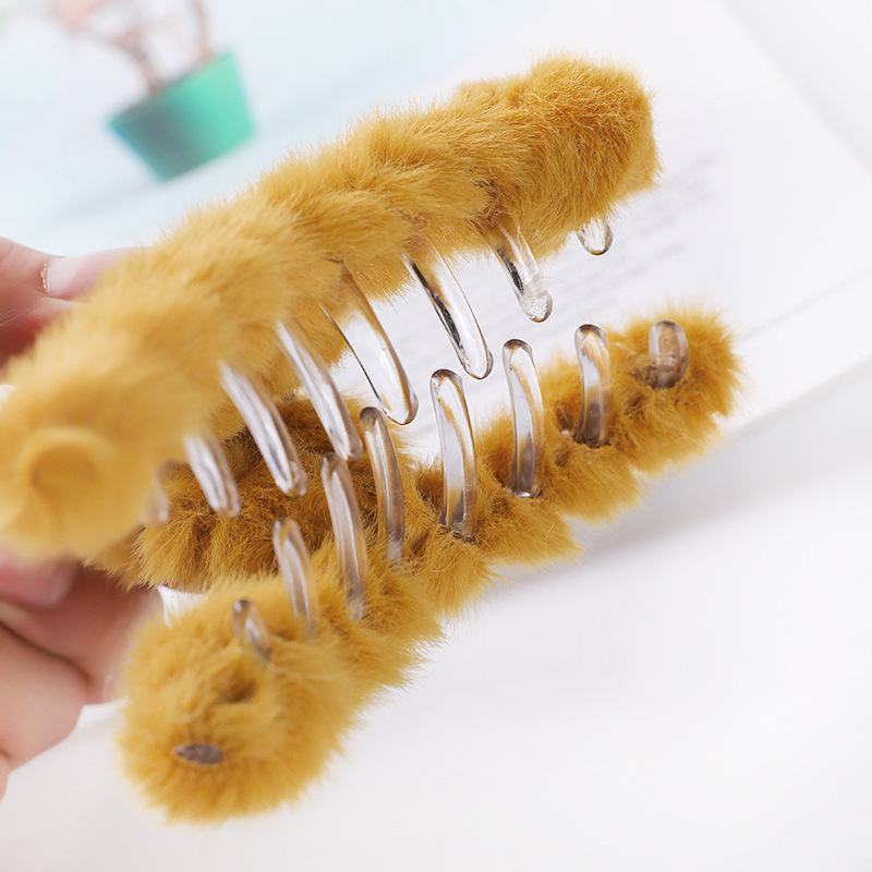 LRTOU Wholesale New Hot Sale Women Fashion Plastic Hair Clips Hair Accessories Winter Plush Fur Hair Claw For Girl