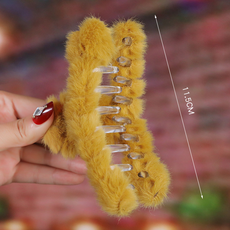 LRTOU Wholesale New Hot Sale Women Fashion Plastic Hair Clips Hair Accessories Winter Plush Fur Hair Claw For Girl