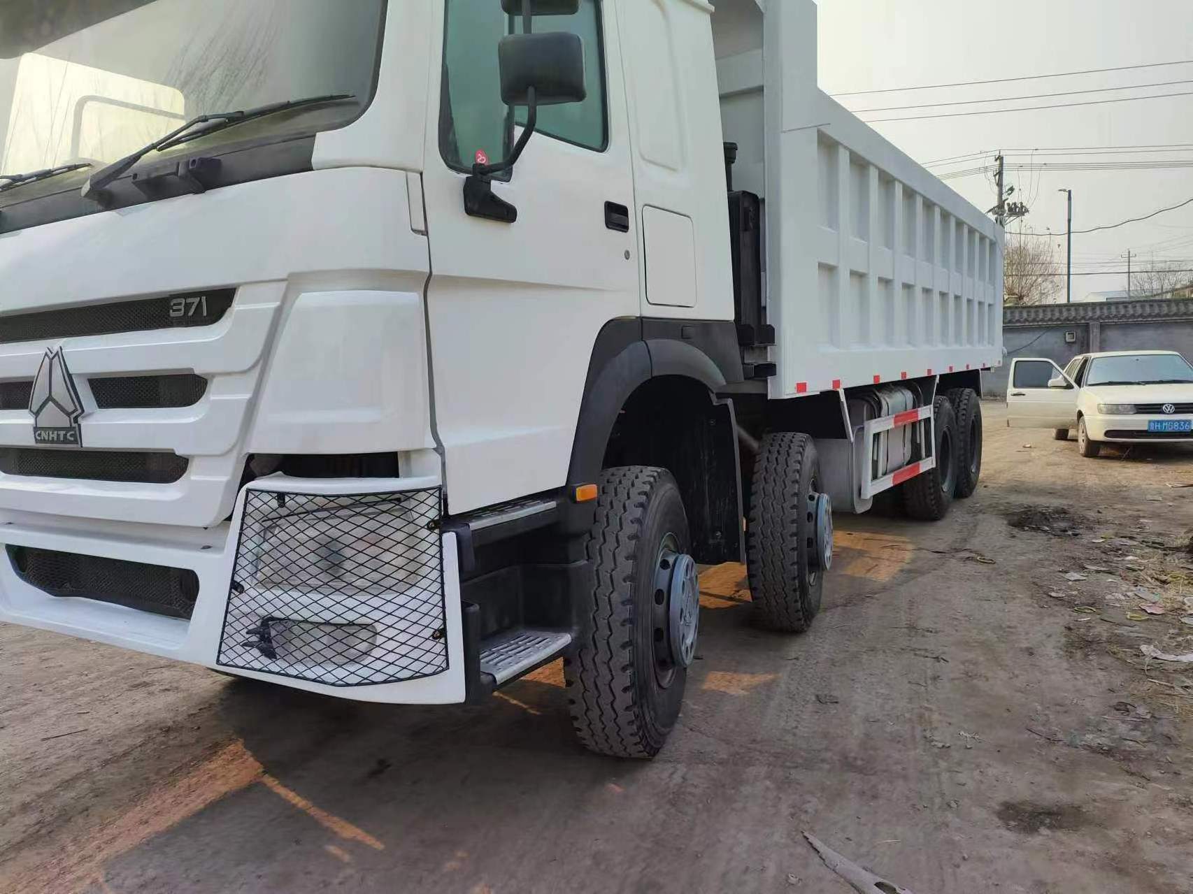 Heavy Duty Secondhand HOWO 8x4 Dump Truck with 12 Tires