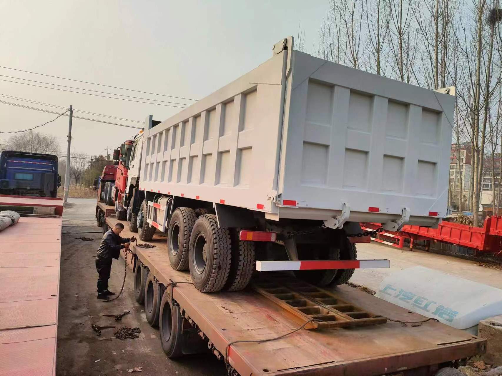 Heavy Duty Secondhand HOWO 8x4 Dump Truck with 12 Tires