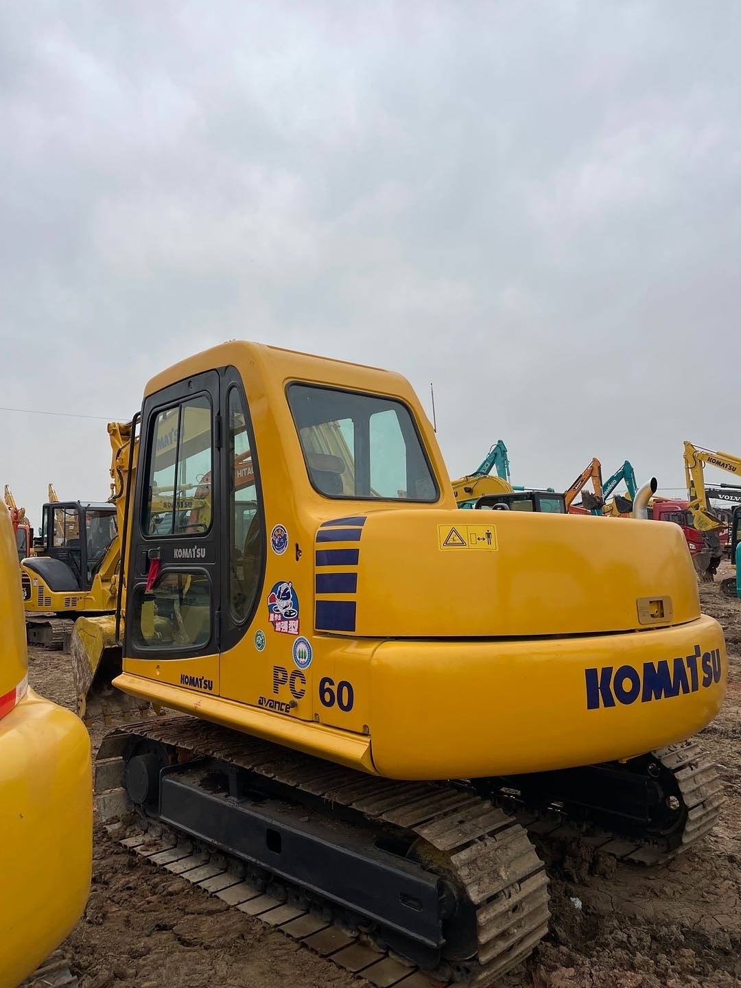 The Komatsu PC60 is a small secondhand hydraulic excavator of only 6 tons excavator