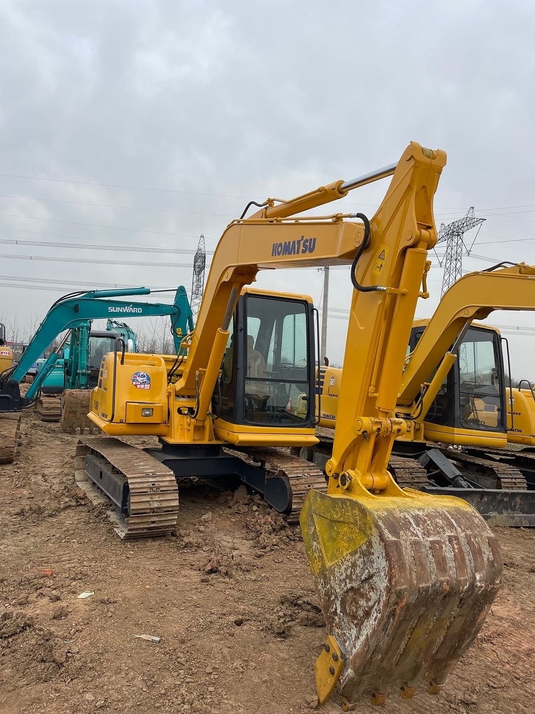 The Komatsu PC60 is a small secondhand hydraulic excavator of only 6 tons excavator