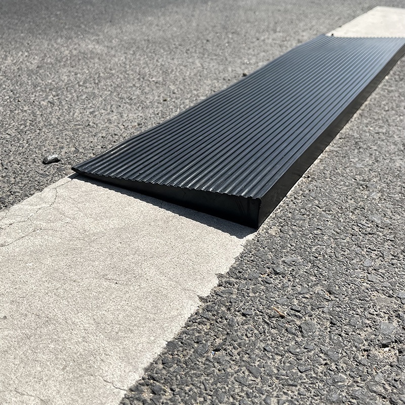 20mm Height New ArriveTraffic Curb Ramp Black Rubber Car Road Kerb Ramp For Wheelchair