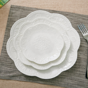 LG20190620-9 new designed hotel restaurant favor white flower shape ceramic plates wholesale