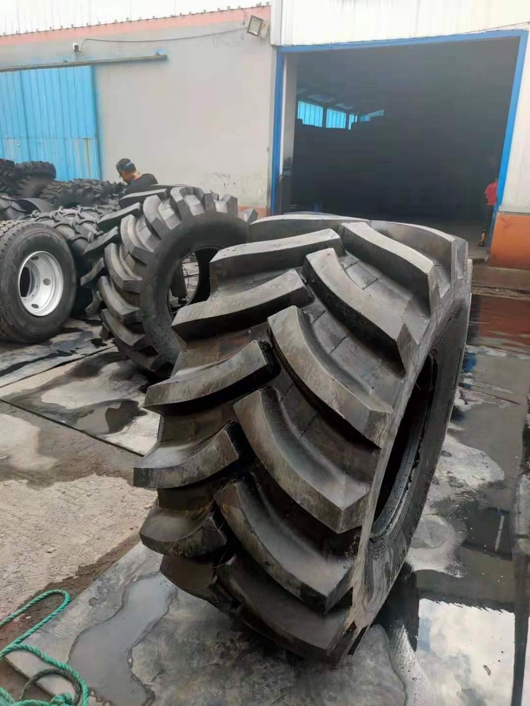 Forestry skidder tyre R-1 30.5-32 28L-26 24.5-32 LS-2 Forestry Equipment tires Agricultural tractor tires