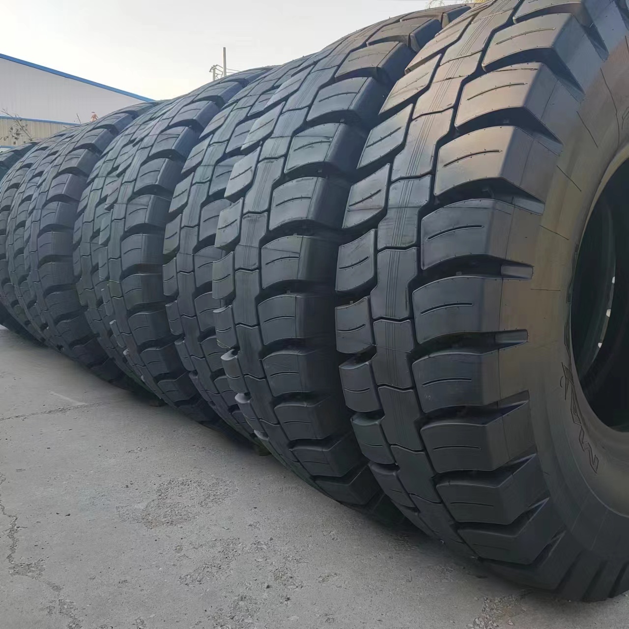 Radial  Tire 27.00R49 30.00R51 36.00R51  heavy duty engineering dump truck tyres