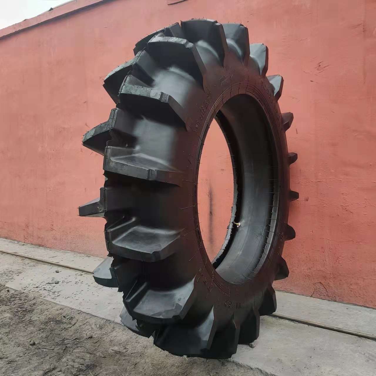 High quality PR-1 agricultural tire R2 farm tractor tire 11.2-24 11-32 12.4-24 12.4-28 13.6-38 14.9-24 14.9-26 paddy field tire