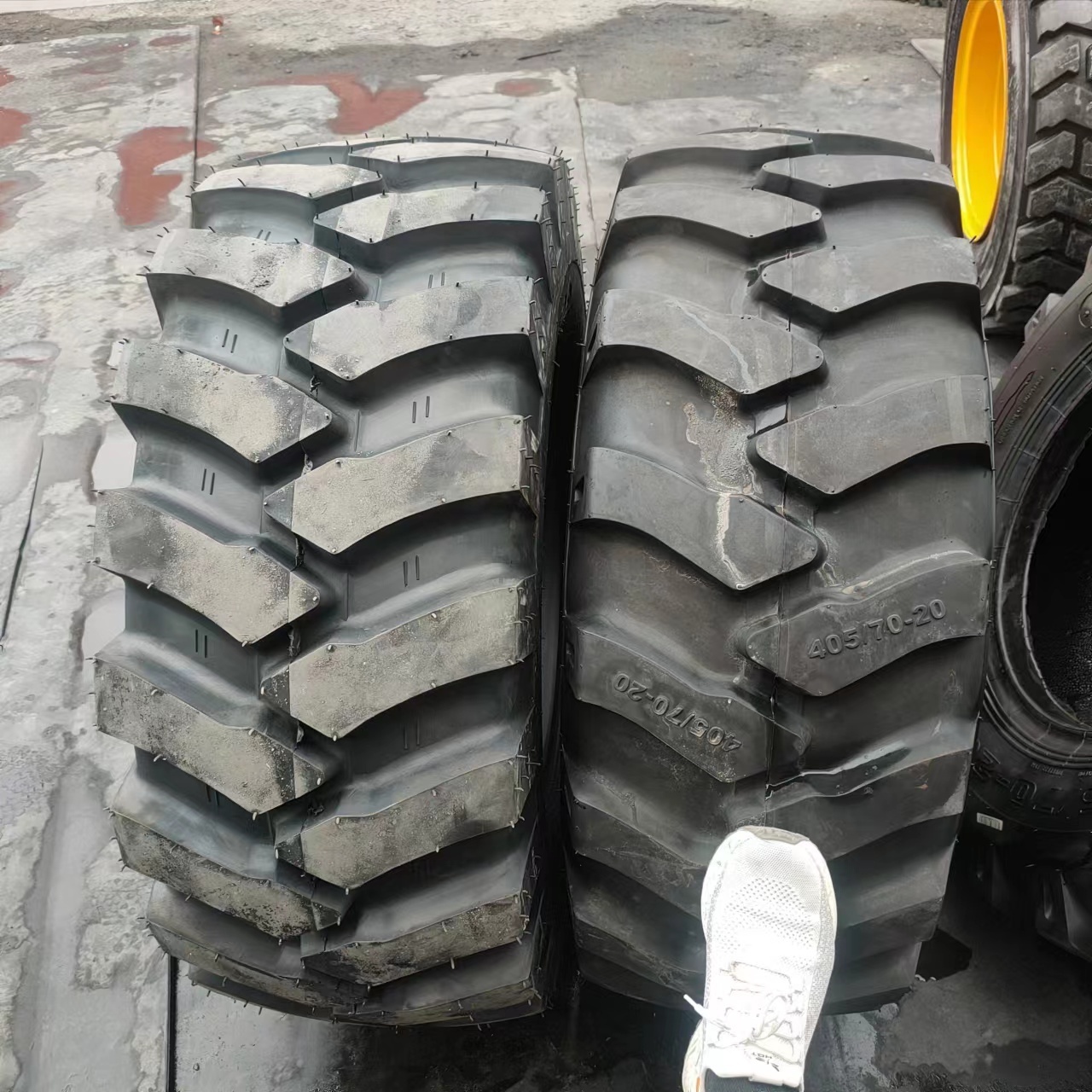 Loader forklift tire 405/70-20 R20 16/70-20 R20 24 engineering machinery two-head busy bulldozer herringbone two large tires