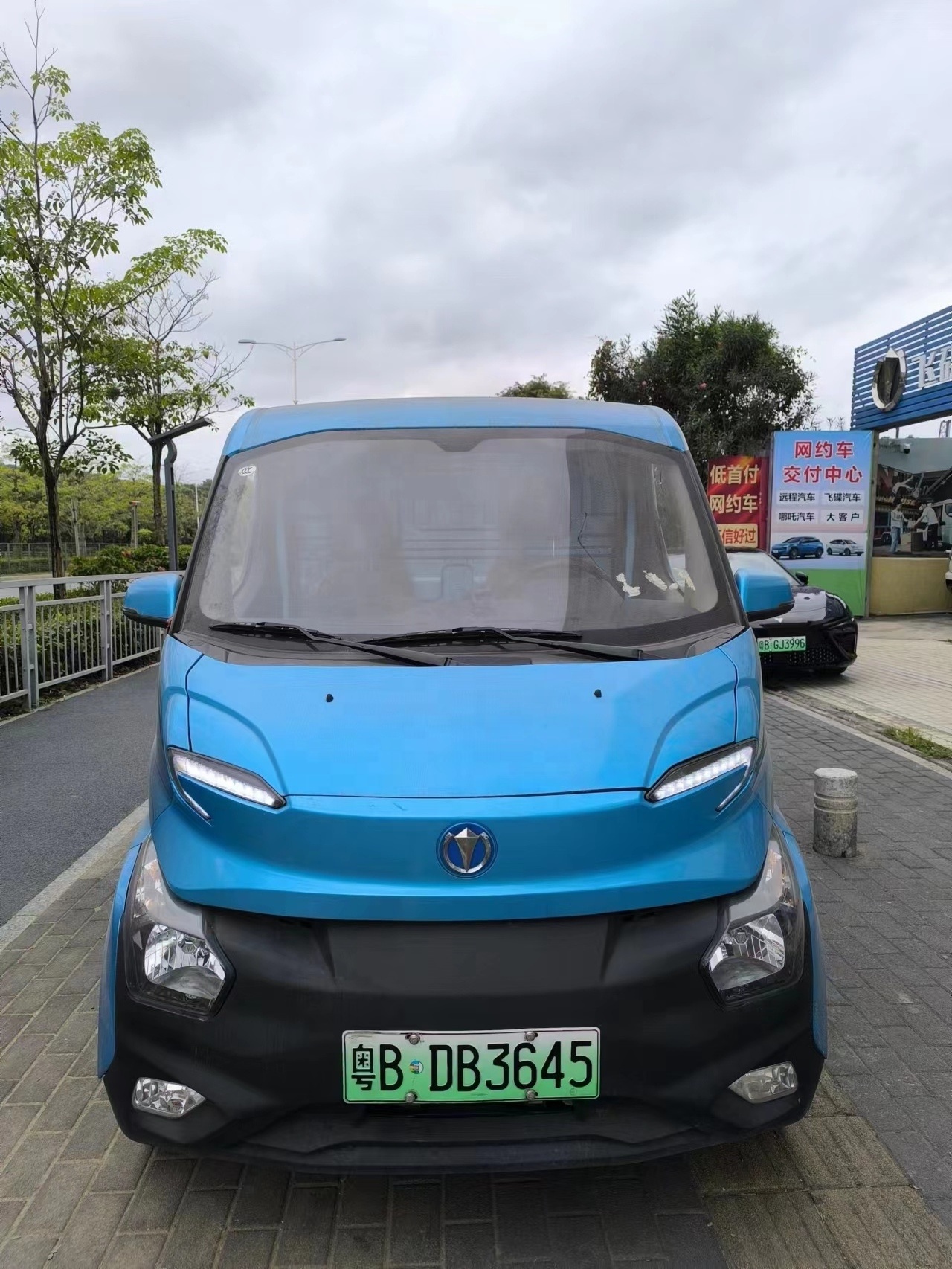 With a Mileage of 40000 Kilometers a Second-hand Cheap New Energy Van from China LED Electric Light Leather Blue Multi-function