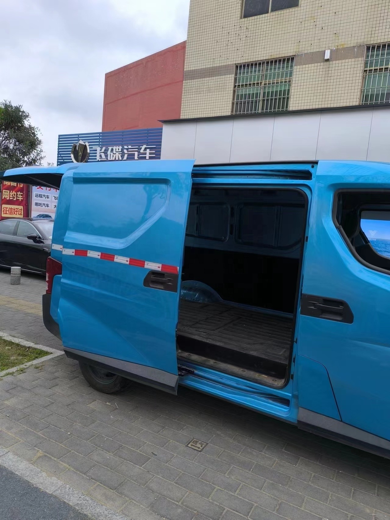 With a Mileage of 40000 Kilometers a Second-hand Cheap New Energy Van from China LED Electric Light Leather Blue Multi-function