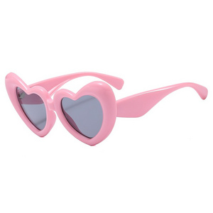 2024 Cheap Women Brand Designer custom Logo sweet pink style pc uv400 inflated love Ladies UV400 Protection Heart Sunglasses