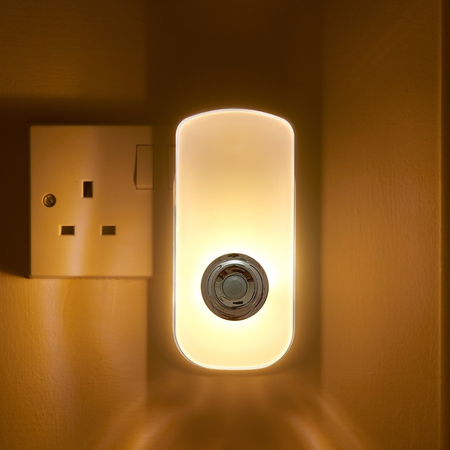 Plug In PIR Motion Sensor LED Night Light