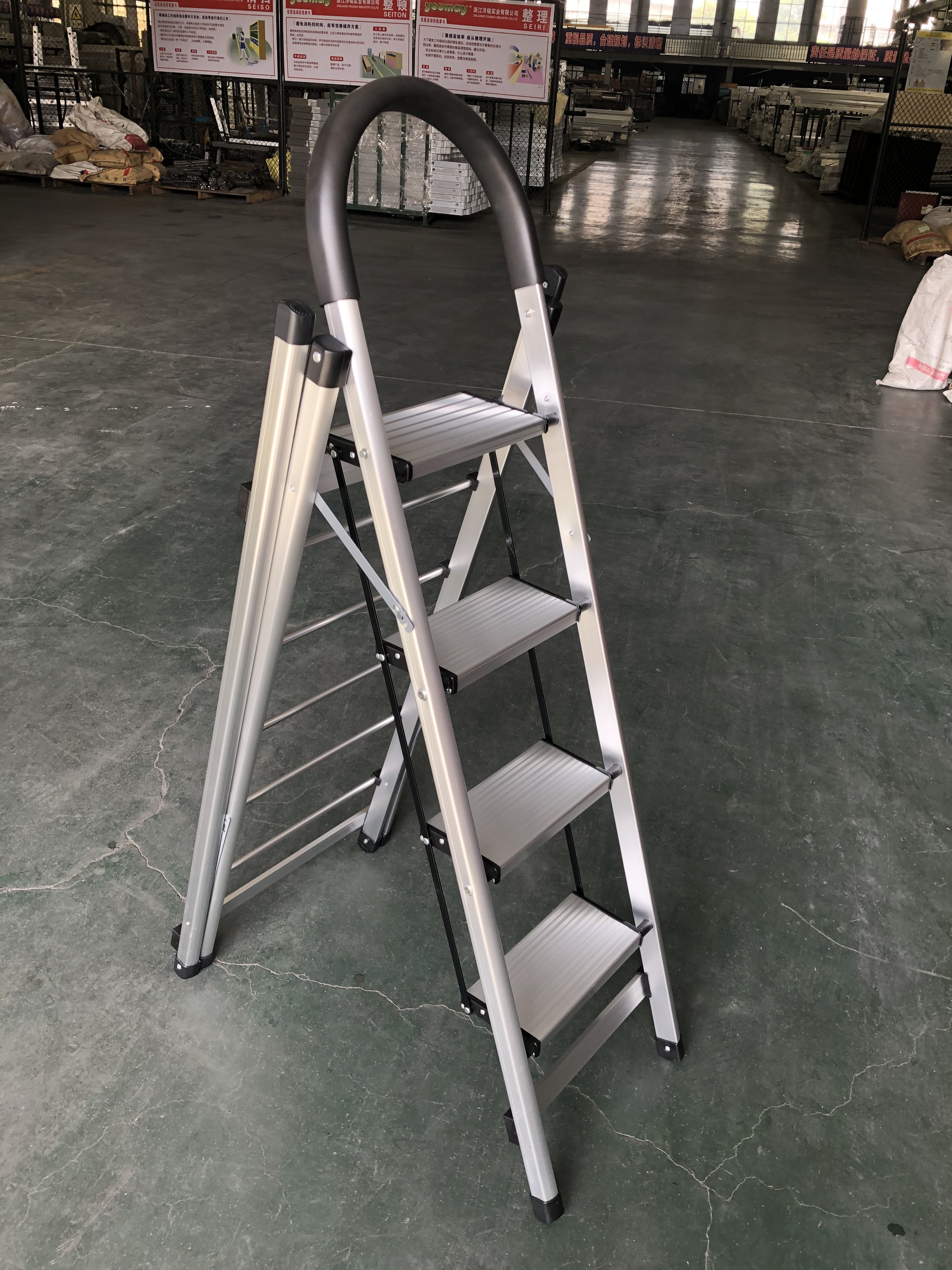 Folding ladder together with Clothes hanger multi-function use step ladders