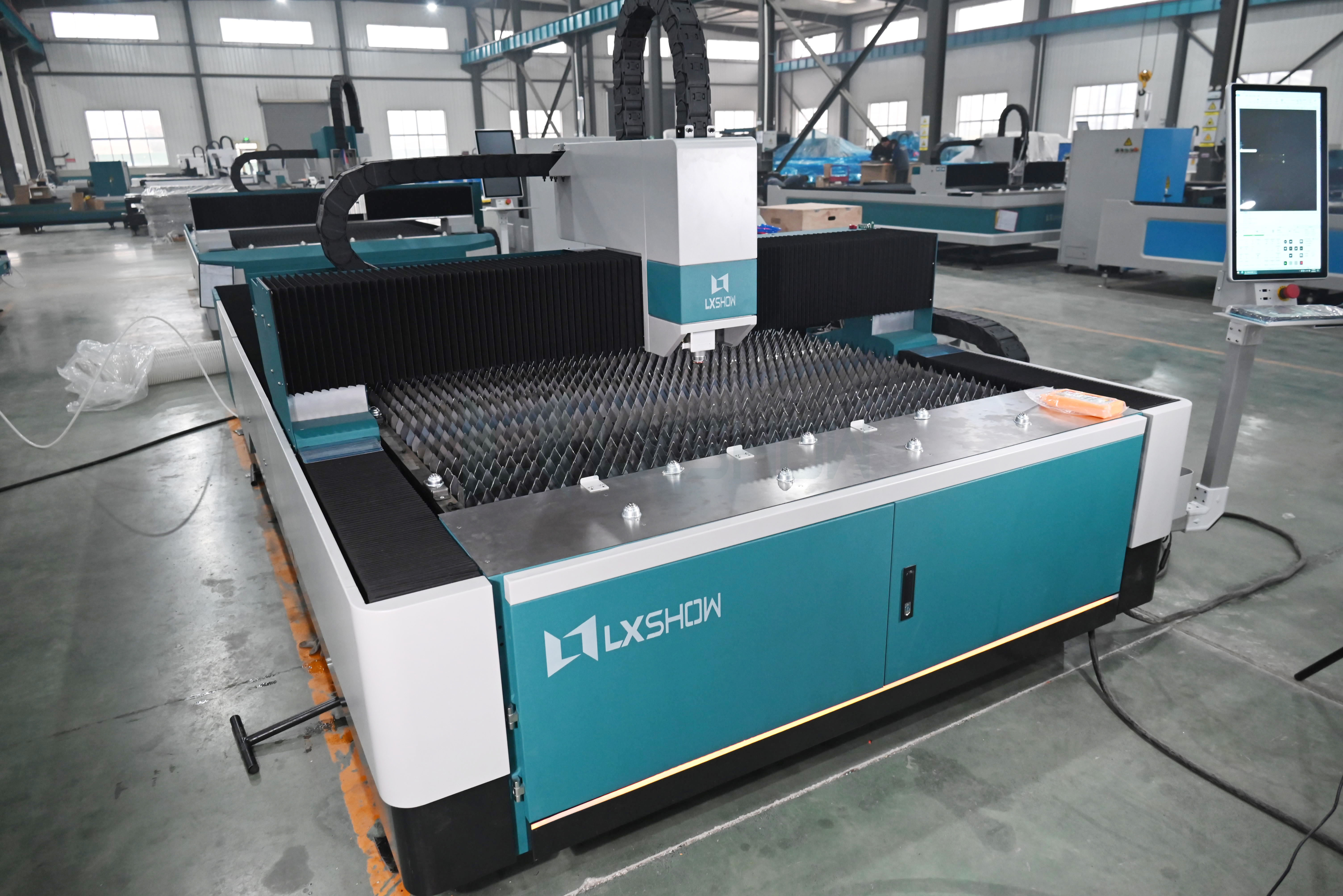 2000 watt automatic fiber optic laser steel cutter machine 1500mm* 3000mm working area cutting  6mm  metal sheet