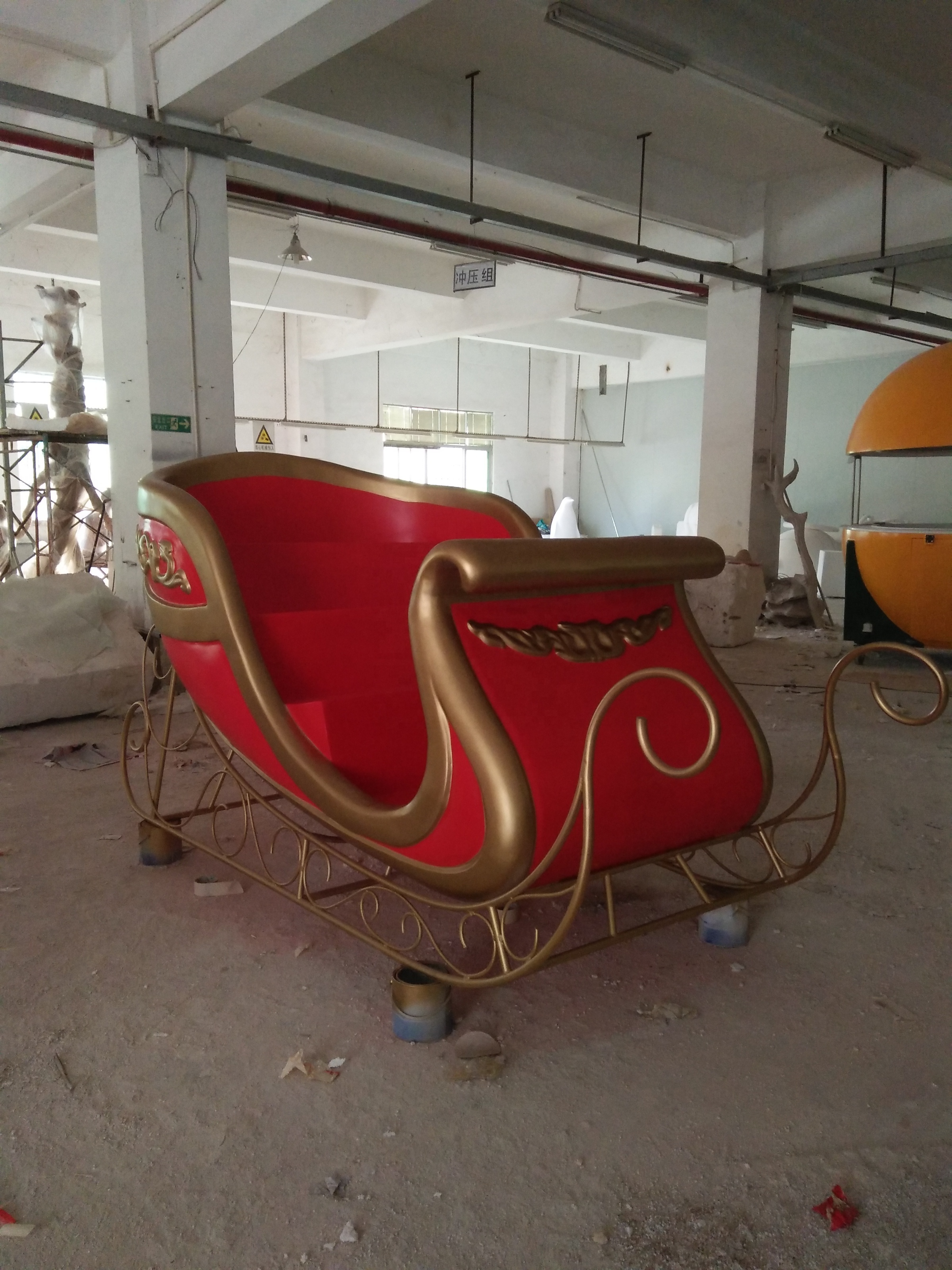 Commercial Electric Sleigh Fibreglass Outdoor Christmas Decorations Life Size Santa Claus Sleigh with Christmas Reindeer