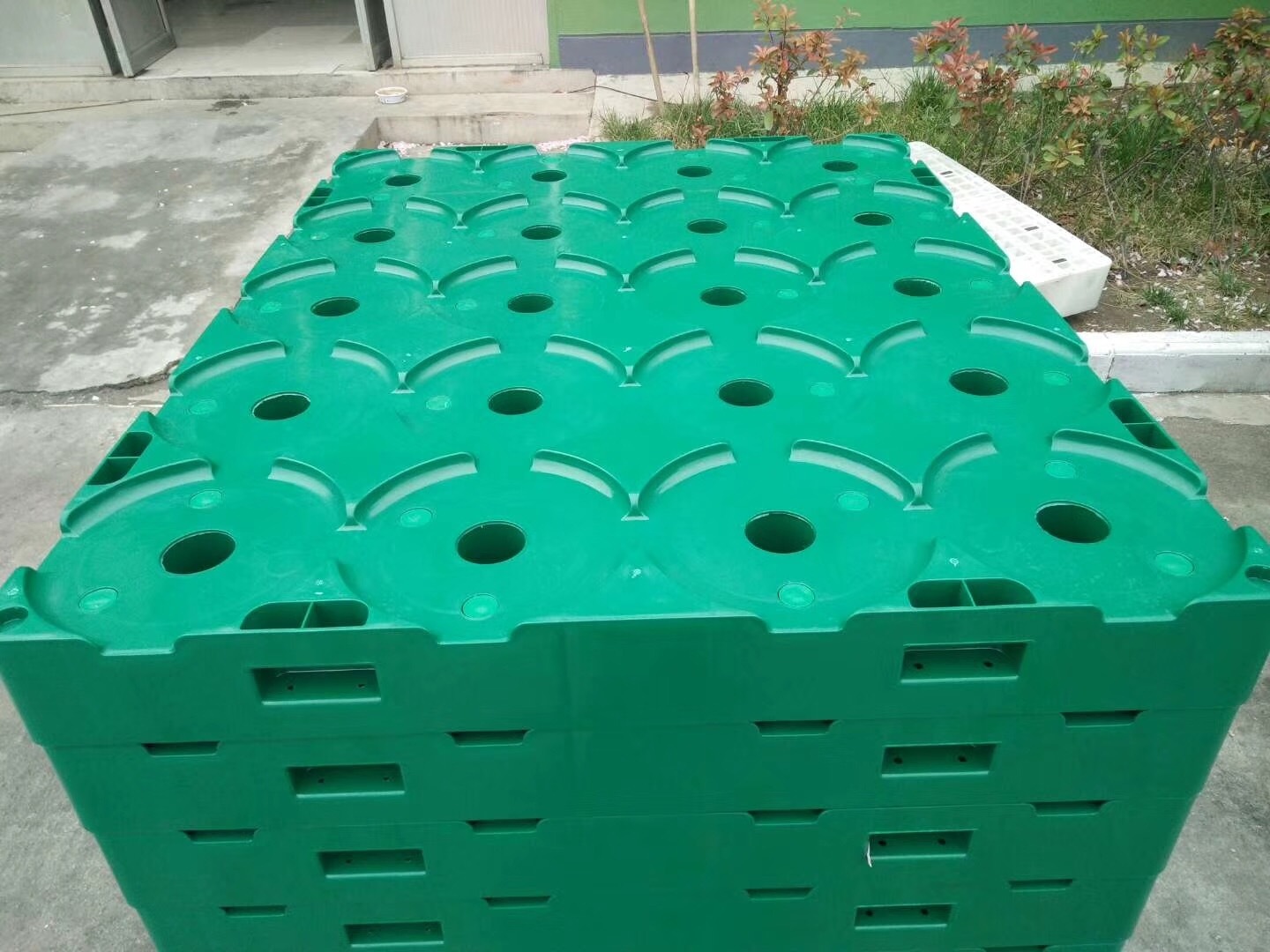 Stacking 5 gallon plastic water bottle pallet lypallets 1100*1100*140mm bottled water rack