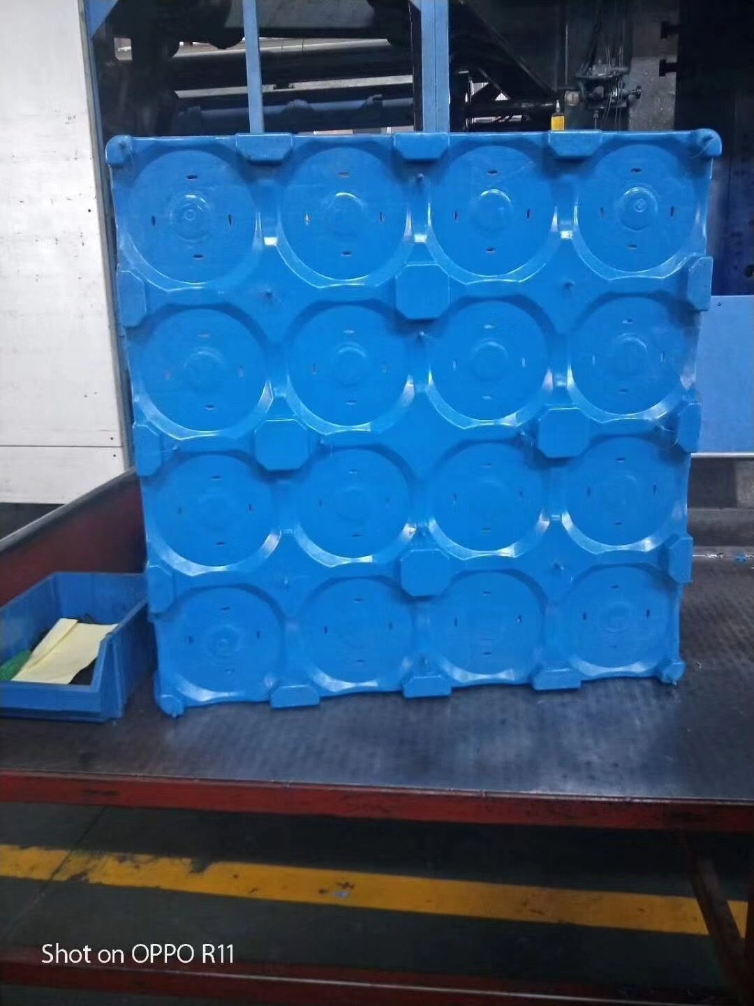 Stacking 5 gallon plastic water bottle pallet lypallets 1100*1100*140mm bottled water rack