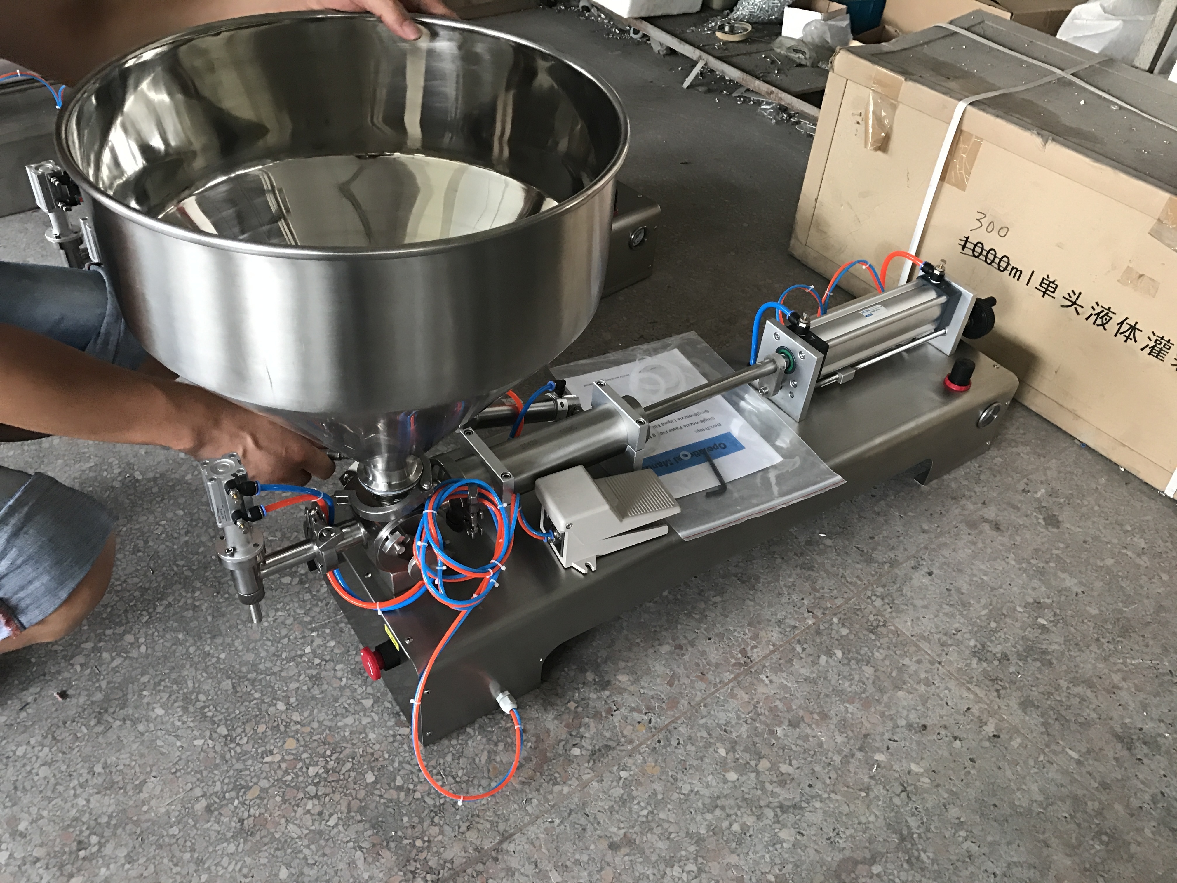 G1WGF100-5000 Pneumatic Semi-auto Paste Filling Machine /peanut Butter Filling Machine Normal Pressure Filling Peanut Butter