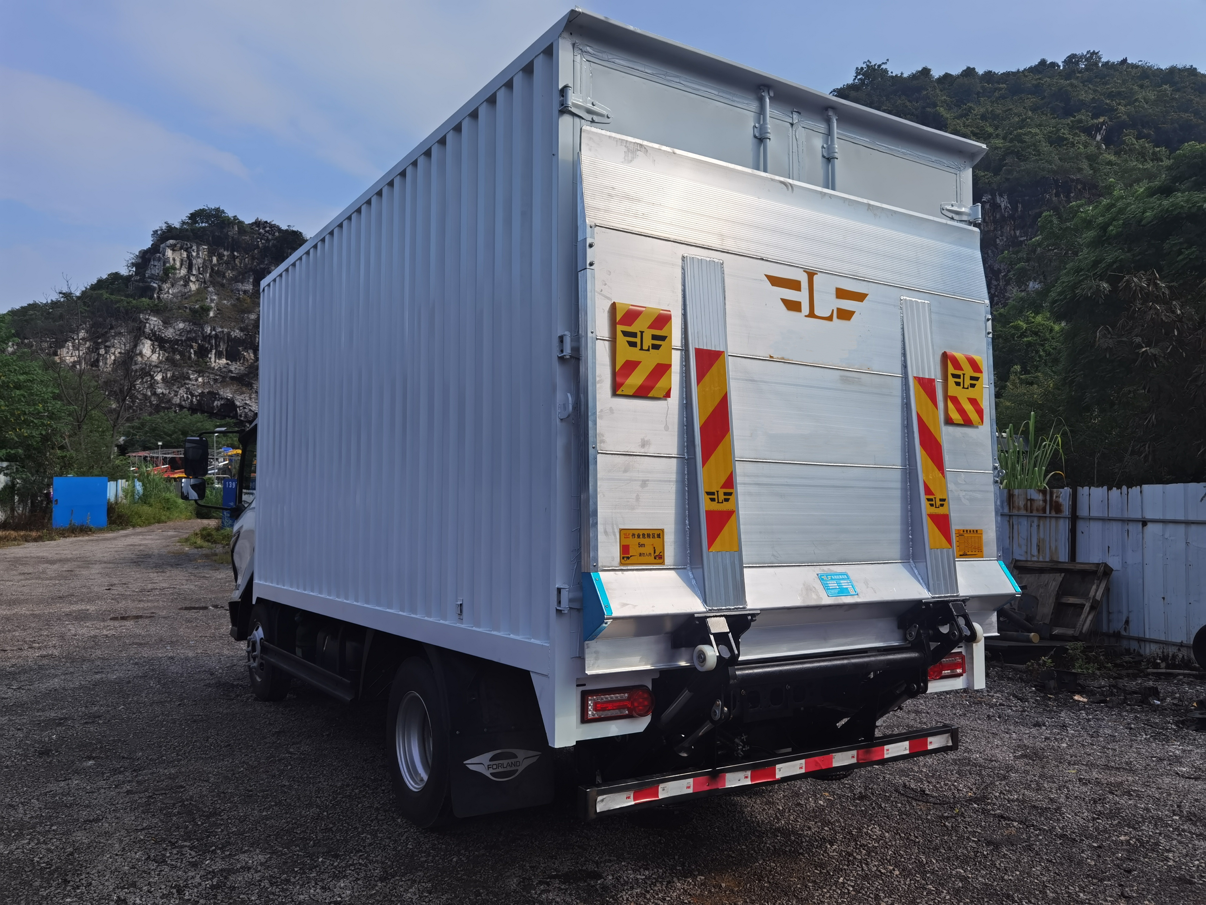 Factory 1500kg 2000kg Tail Lift for Truck Van 100% Aluminum Alloy Models J5 Faw Jiefang Ace Alpha V5 Bison