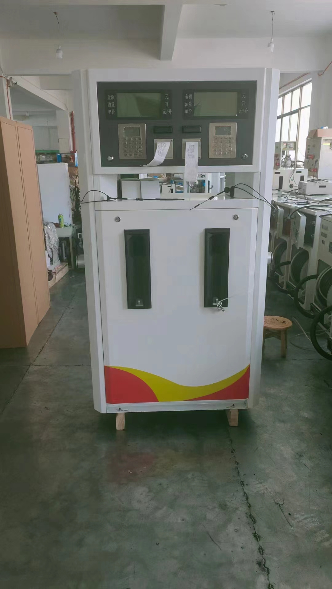 Fuel dispenser, gas station fuel dispenser