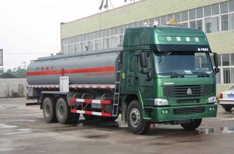 SINOTRUK HOWO EURO 2 Fuel Tank Truck Refueling Oil Tanker Truck for Sale