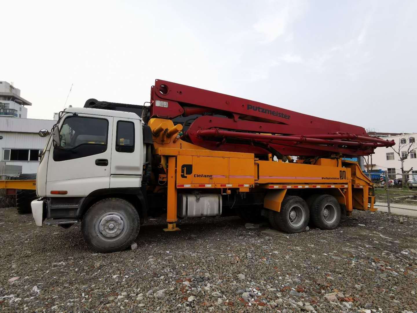 USED Putzmeister concrete pump truck 37m 42m with isuzuu chassis