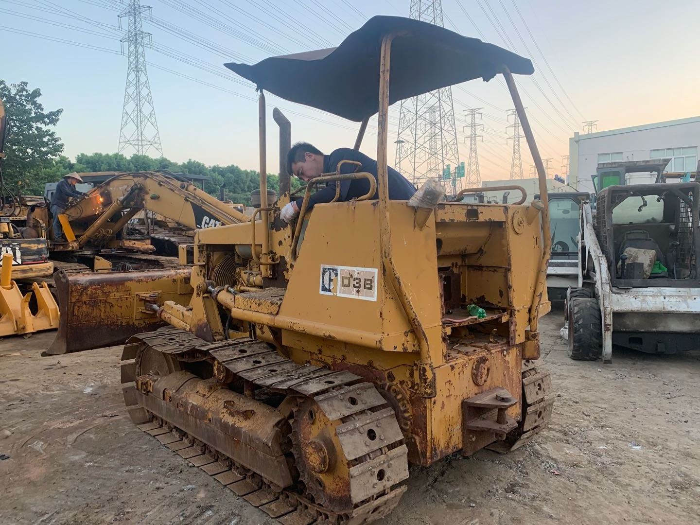 used small dozers CAT D3B mini bulldozer D4G D4H D5G D5H D6H D6R D7R D7H used mini bulldozer