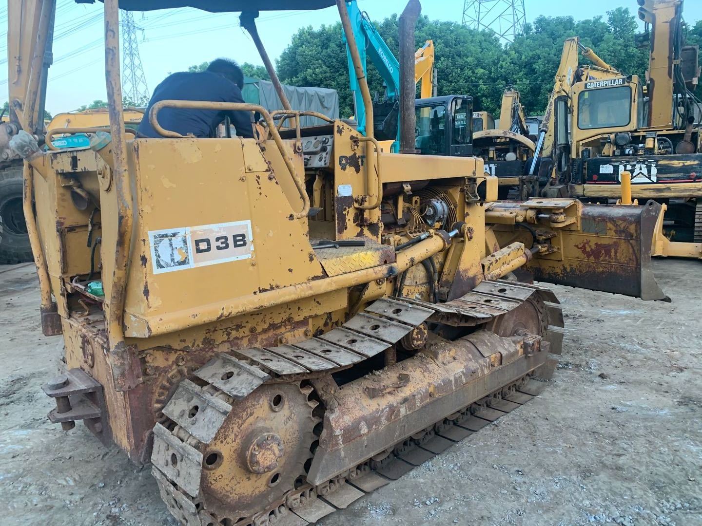 used small dozers CAT D3B mini bulldozer D4G D4H D5G D5H D6H D6R D7R D7H used mini bulldozer