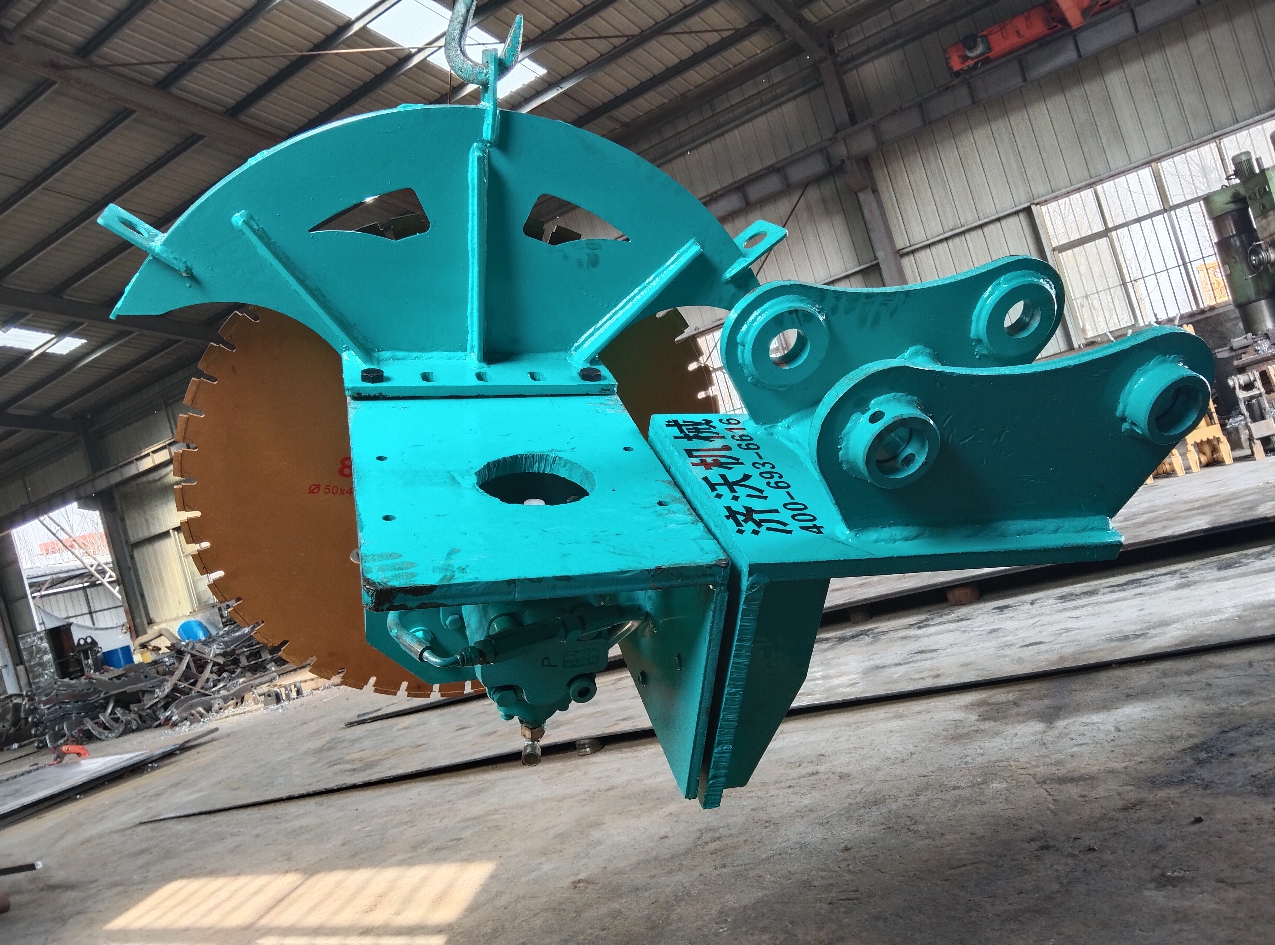 Excavator stone rock saw cutting hard rock, concrete, excavator circular saw head