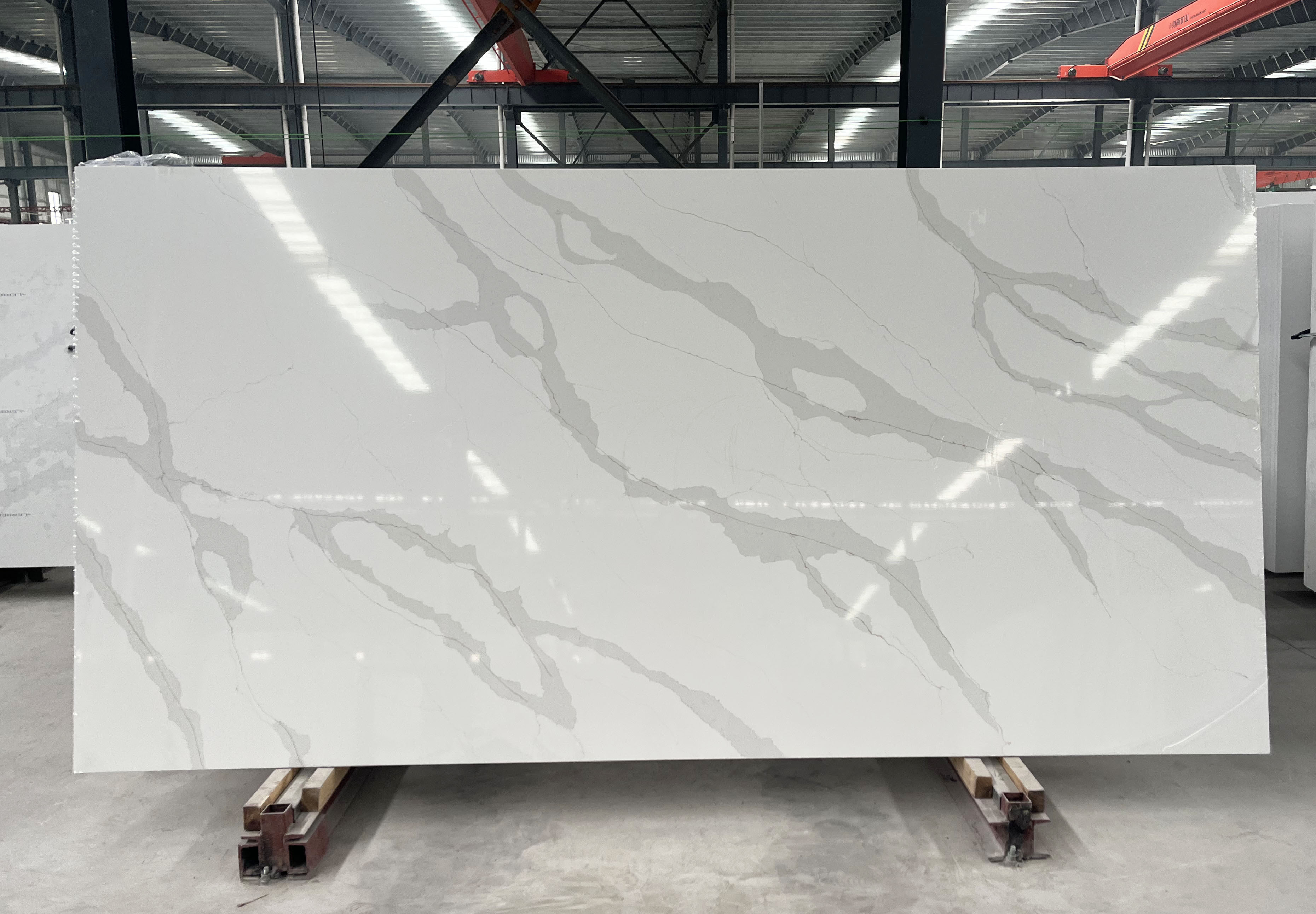 Chinese Jumbo Size Extra Large Big Wholesale Price White Calacatta Polished Artificial Quartz Stone Slabs For Kitchen Countertop