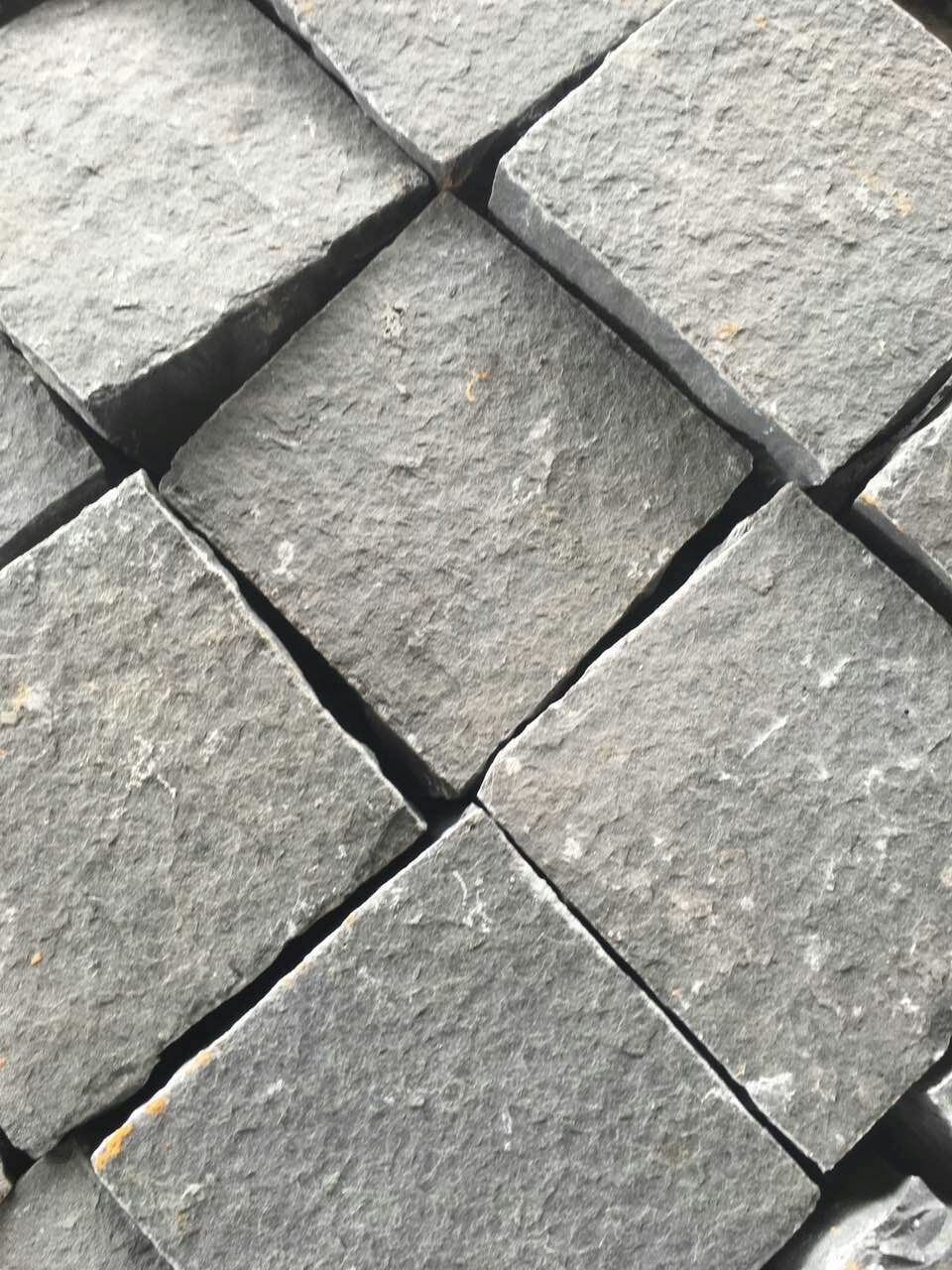 Low Price Granite Natural Paving Stone Black Granite Steine Cubic Stone for Brick Driveway