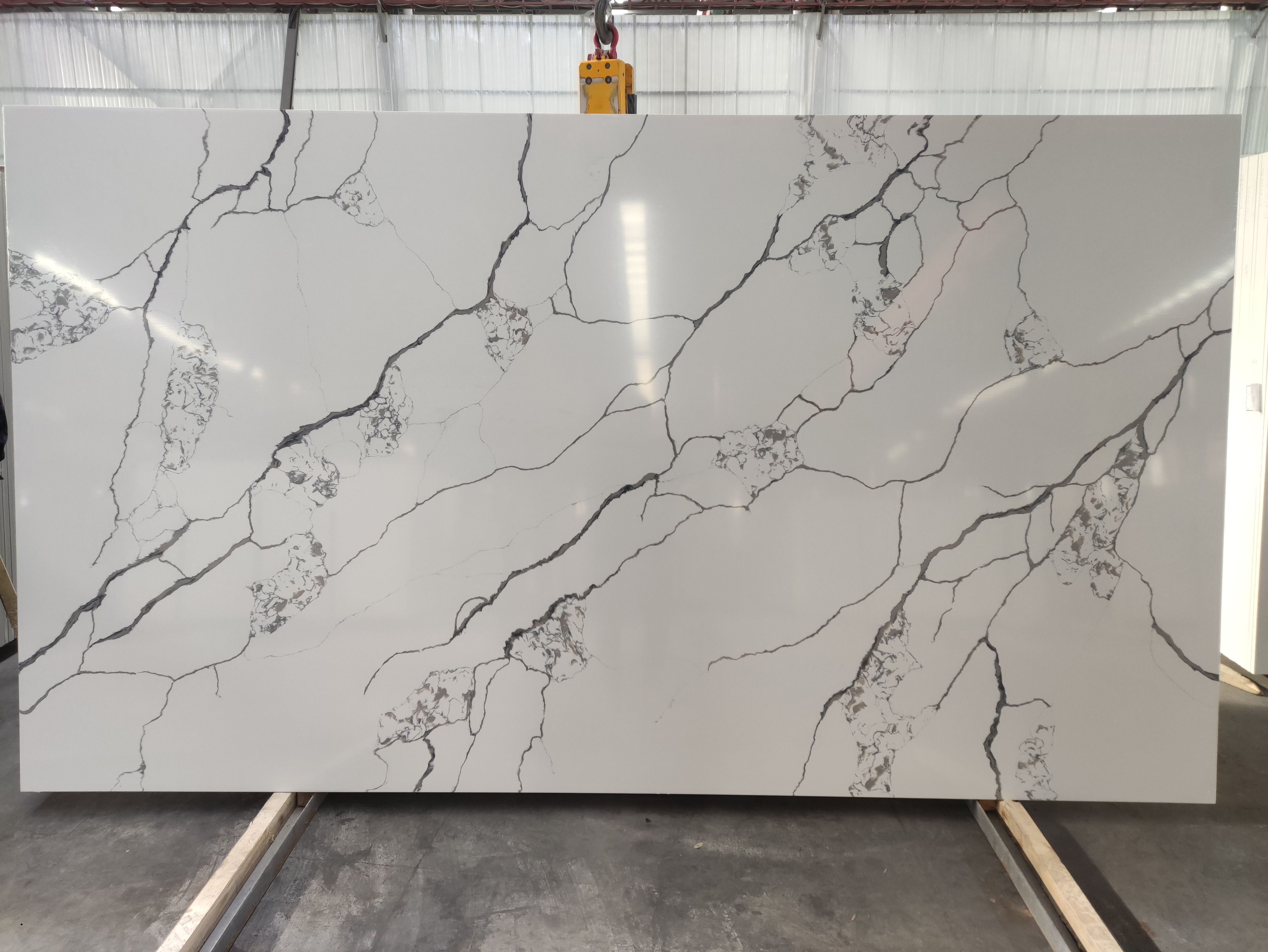 Chinese Jumbo Size Extra Large Big Wholesale Price White Calacatta Polished Artificial Quartz Stone Slabs For Kitchen Countertop