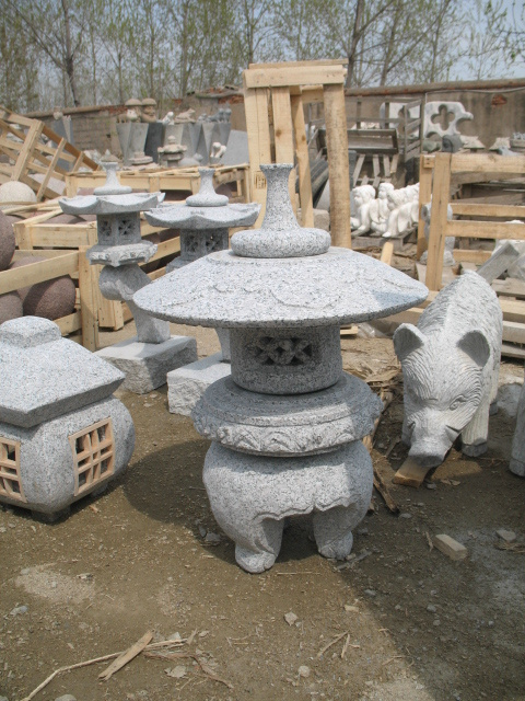 Hand Carved Yukimi White Granite Japanese Lantern for Outdoor Courtyard Garden