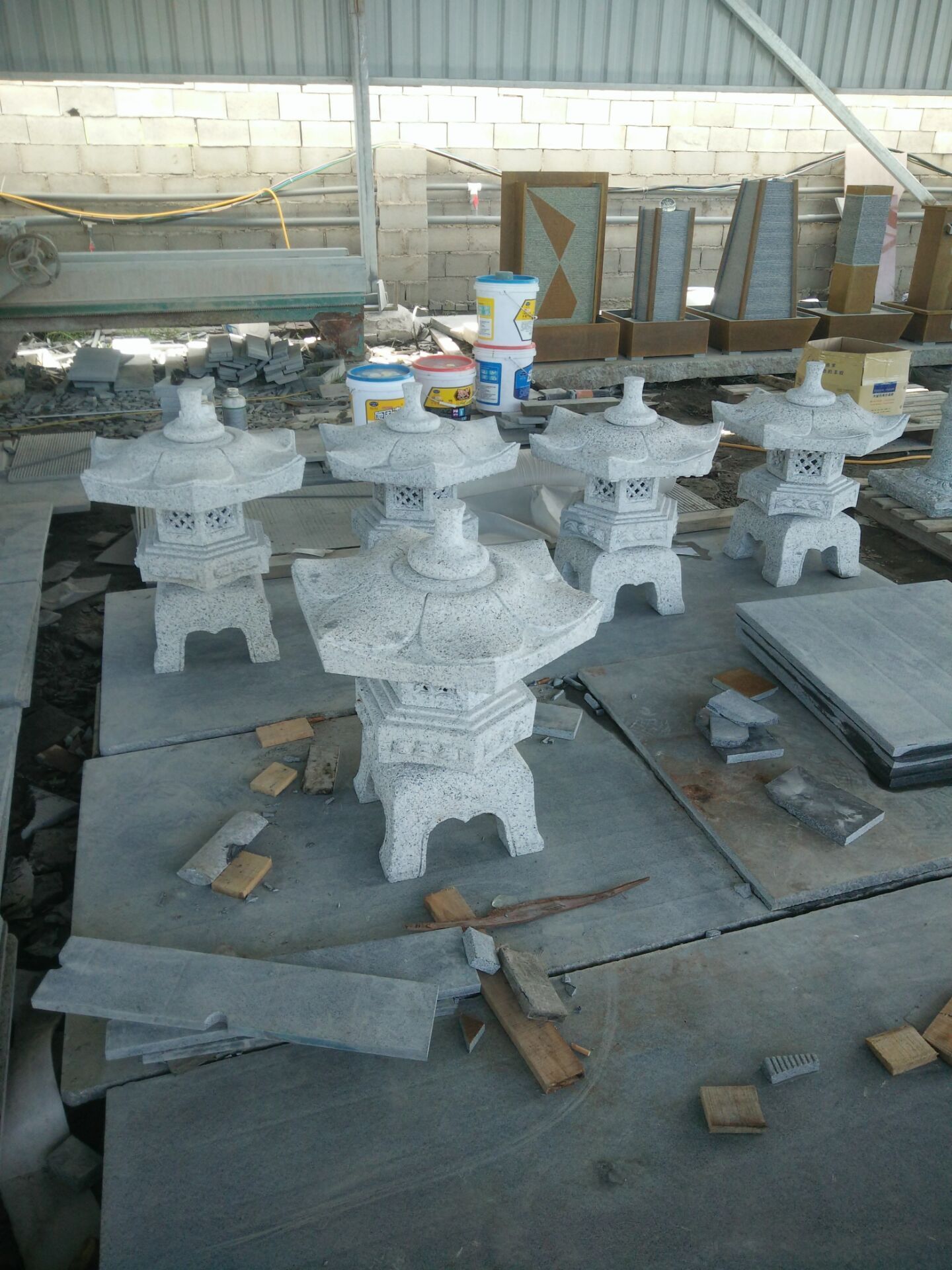 Hand Carved Yukimi White Granite Japanese Lantern for Outdoor Courtyard Garden