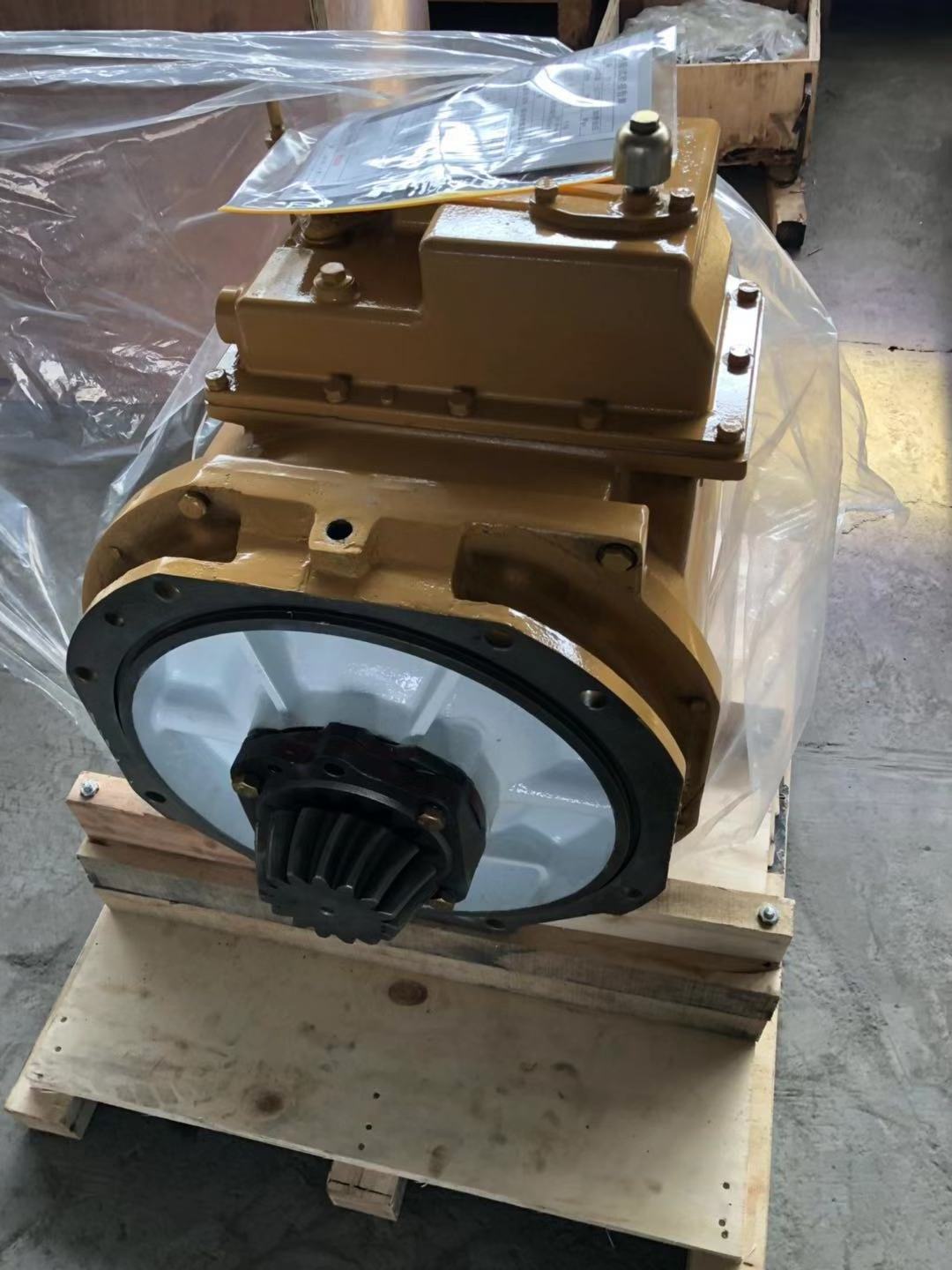 SD16 bulldozer gearbox is reliable in quality and reasonable in price   16Y-15-00000