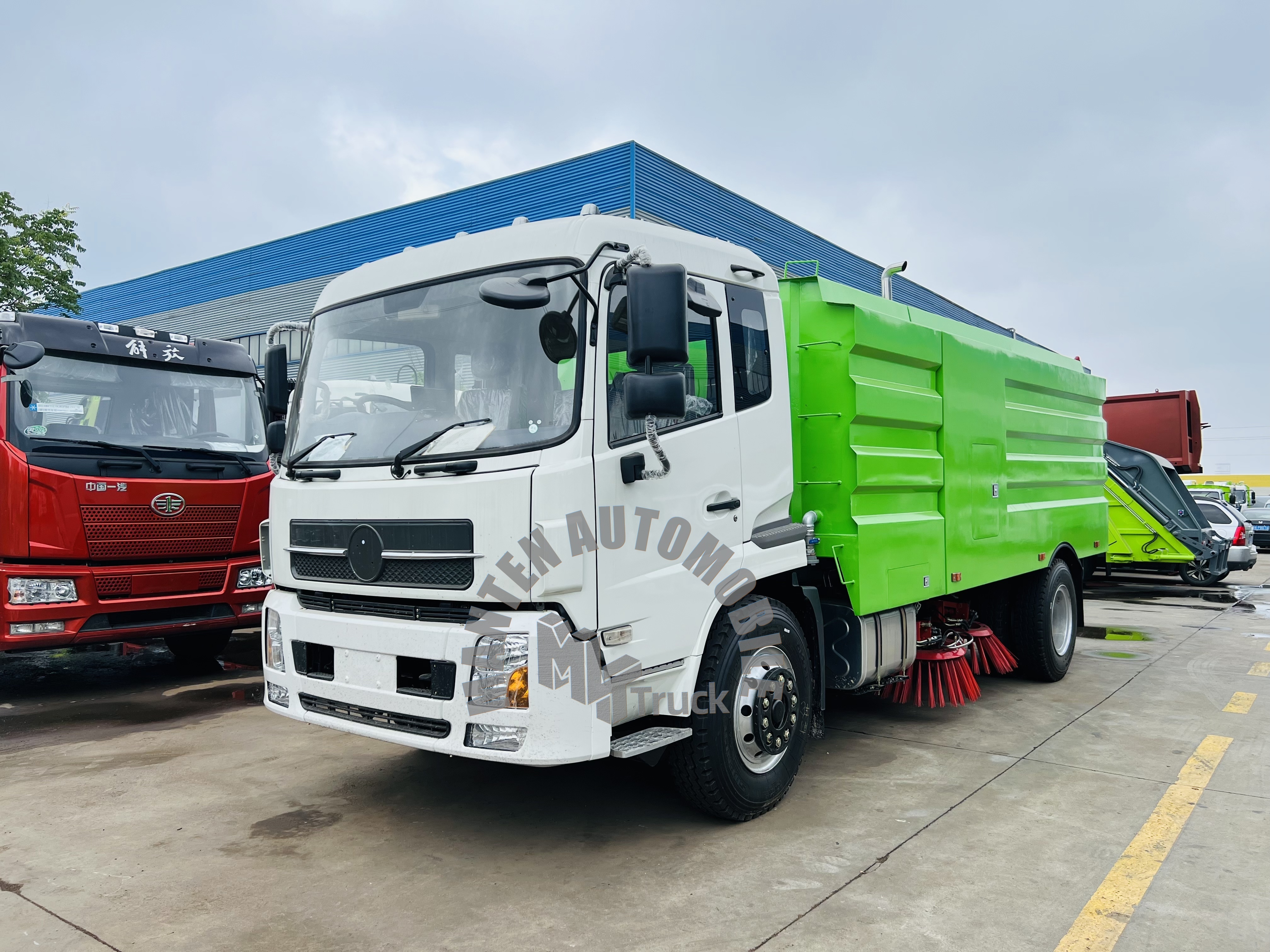 Dongfeng RHD Street road clean sweep truck high pressure water bump road Environmentally washing truck