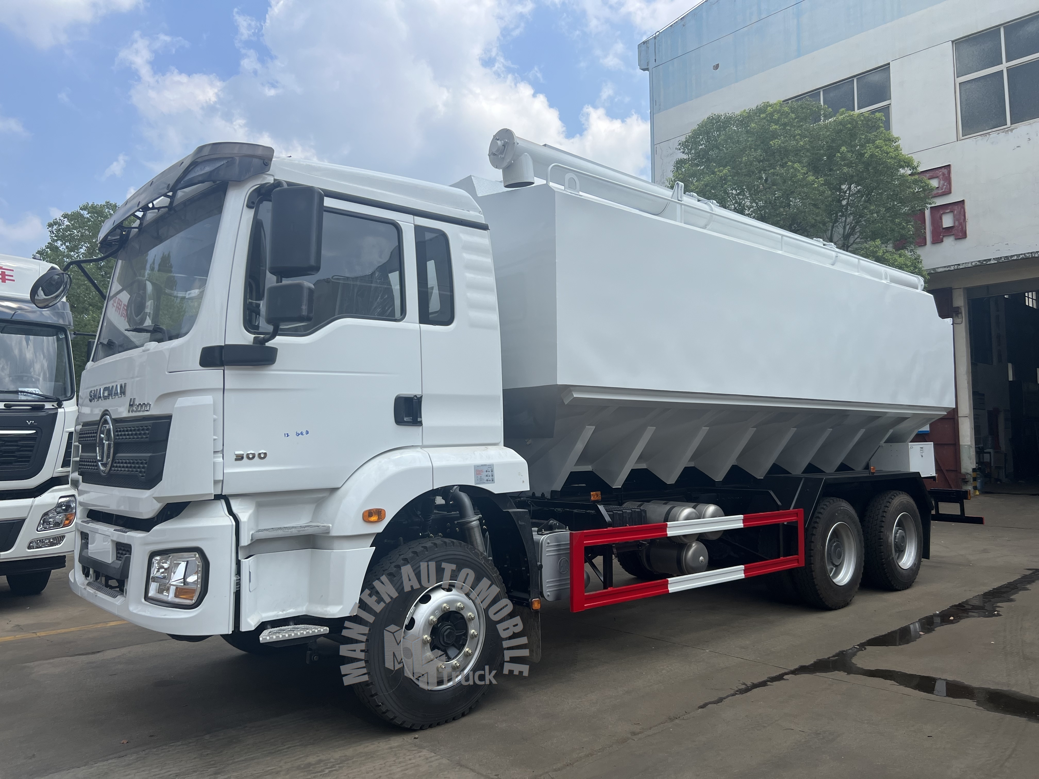 Shacman FOTON 6 Wheels 6X4 Bulk Feed Tank Truck 30cbm 25ton 22m3 Auger Feed Delivery Vehicles