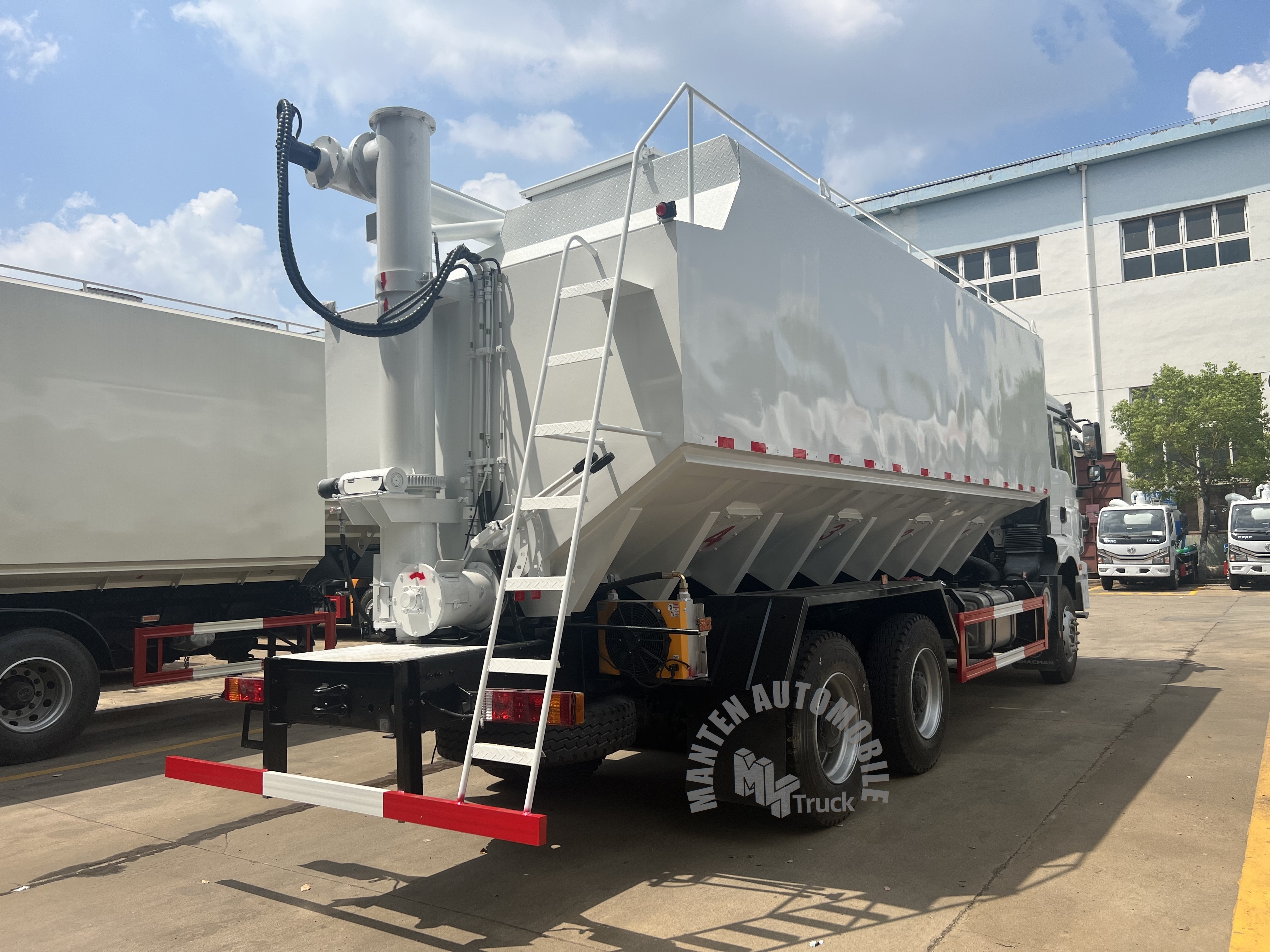 Shacman FOTON 6 Wheels 6X4 Bulk Feed Tank Truck 30cbm 25ton 22m3 Auger Feed Delivery Vehicles