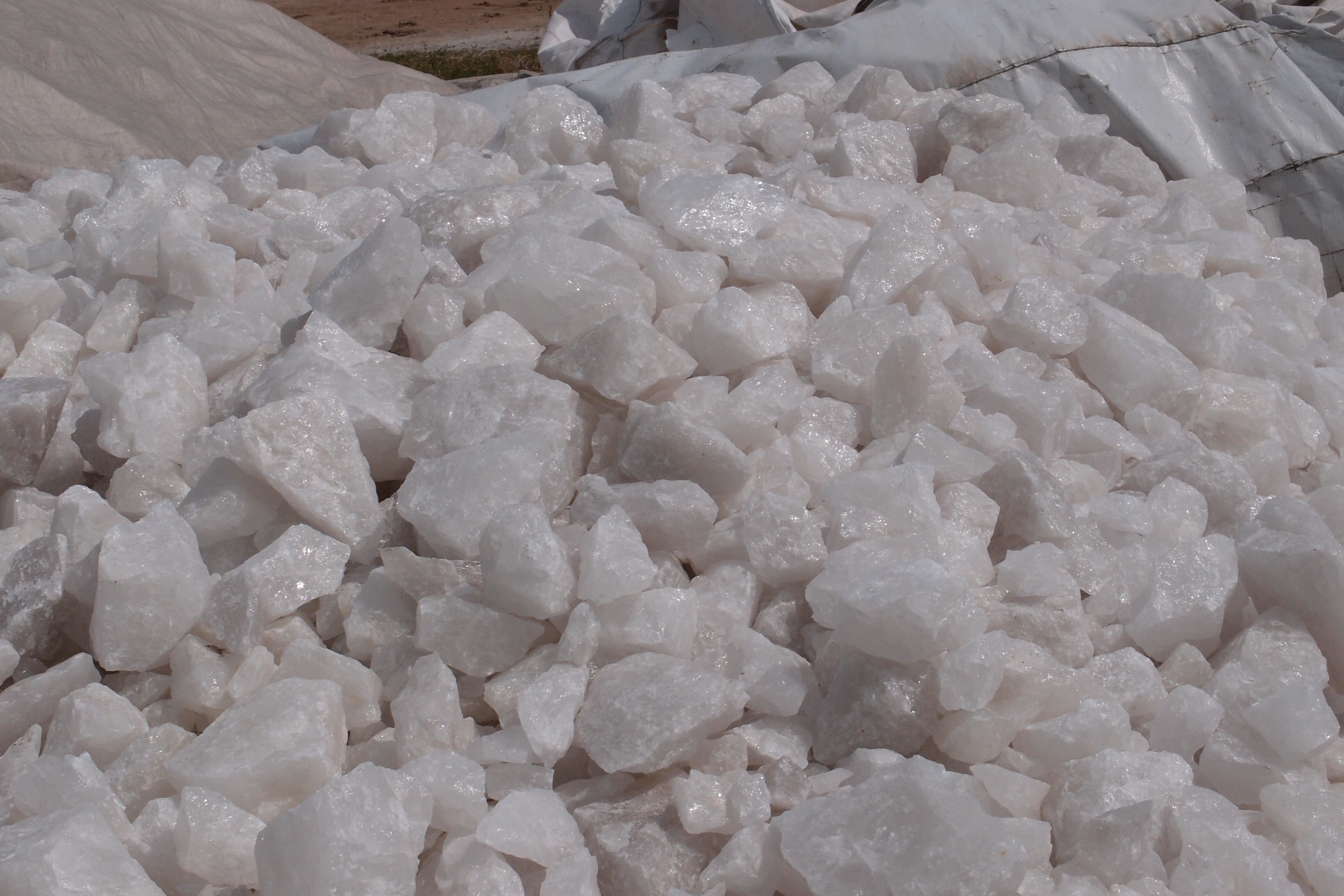 Best Quality Natural Milky Snow White Quartz For Paint, Rubber, Textile Industries Uses