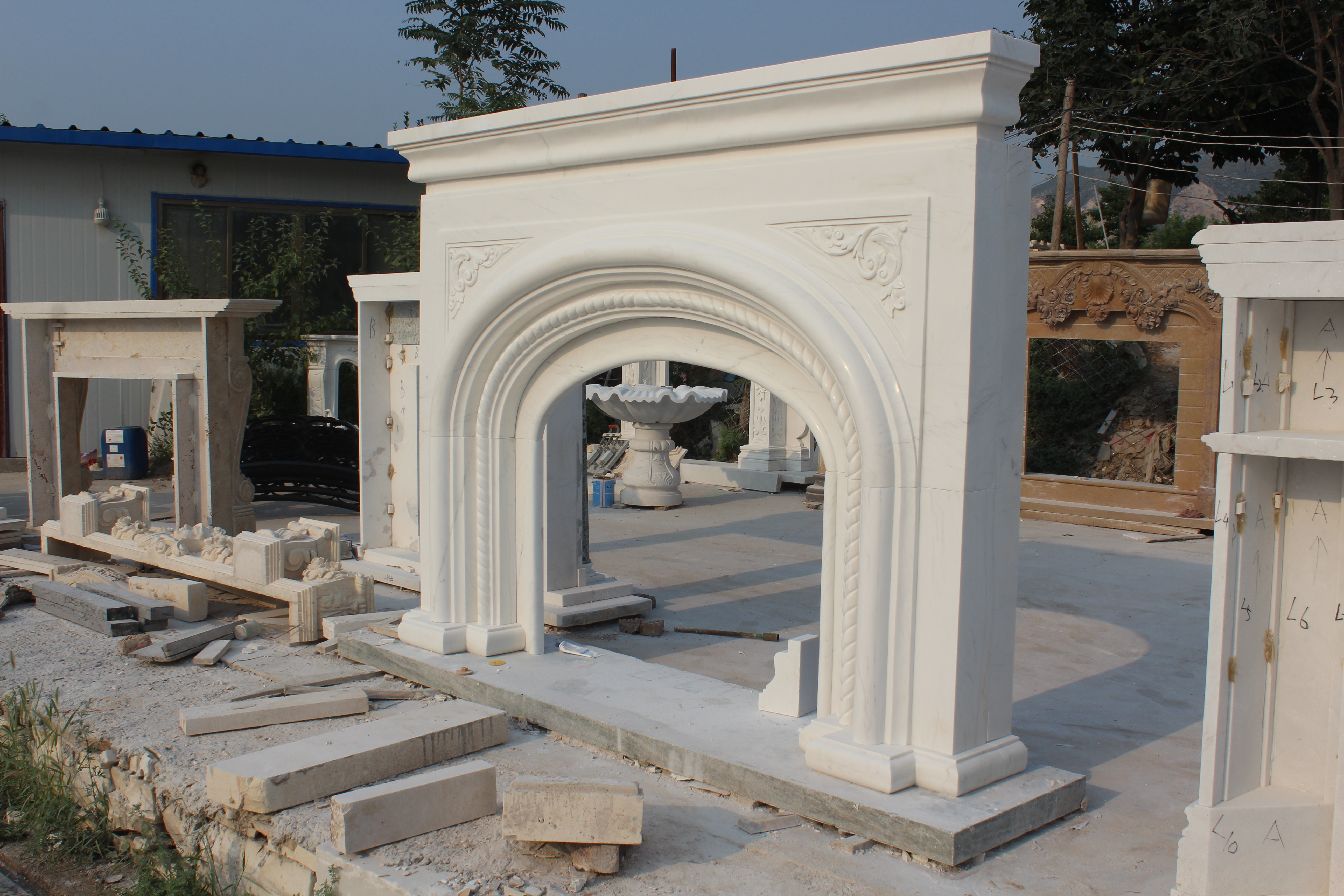 Luxury Famous Style Indoor Outdoor Home Decoration Natural Stone Hand Carved Marble Victorian Arched Viola Marble Fireplace