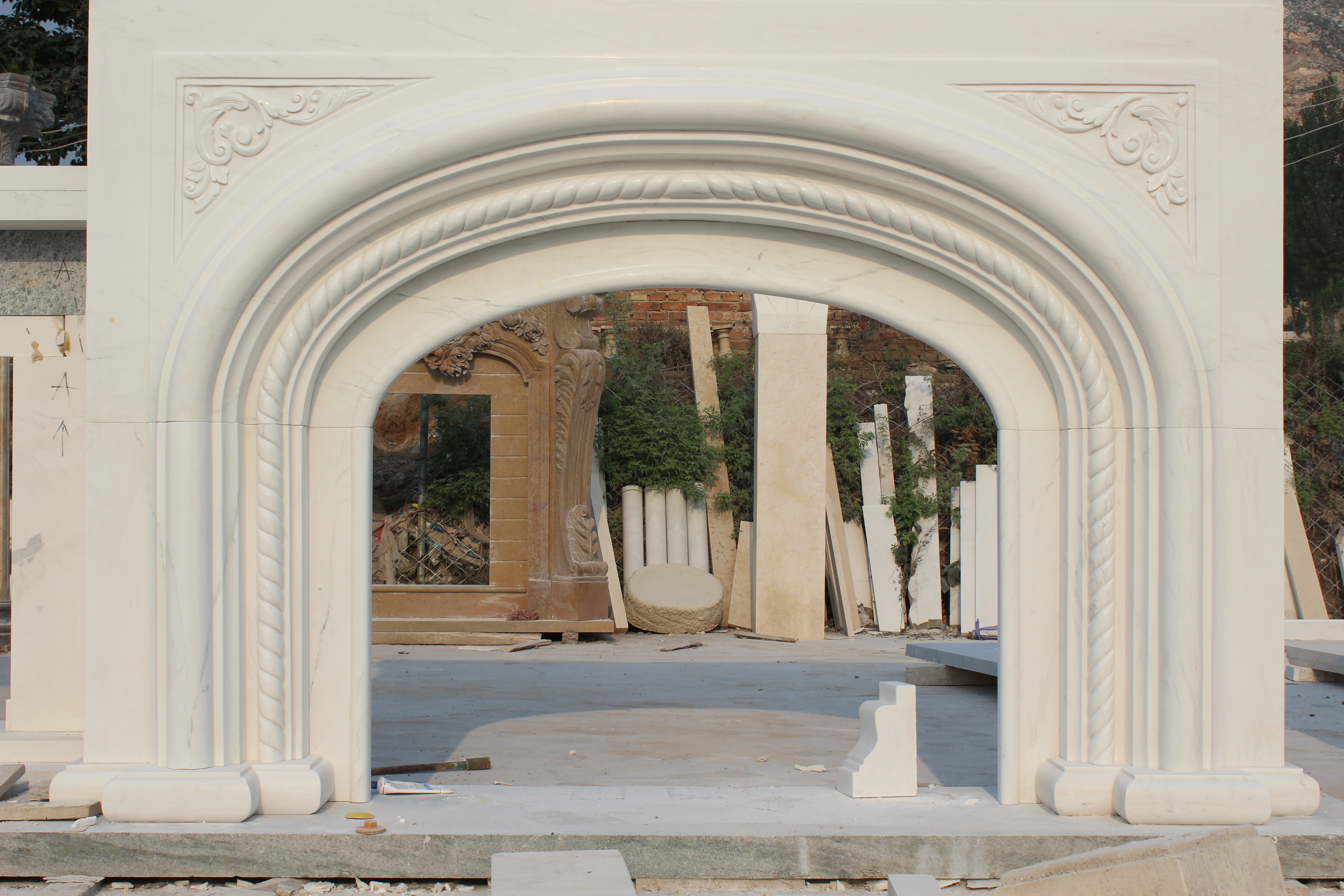 Luxury Famous Style Indoor Outdoor Home Decoration Natural Stone Hand Carved Marble Victorian Arched Viola Marble Fireplace