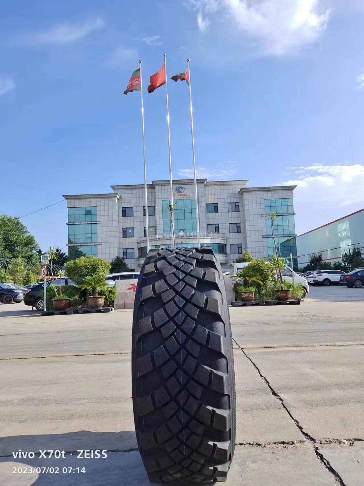 425/85r21 Wholesale radial truck tyre for firetruck, MPT, all-terrain vehicles, such as tank, armoured car