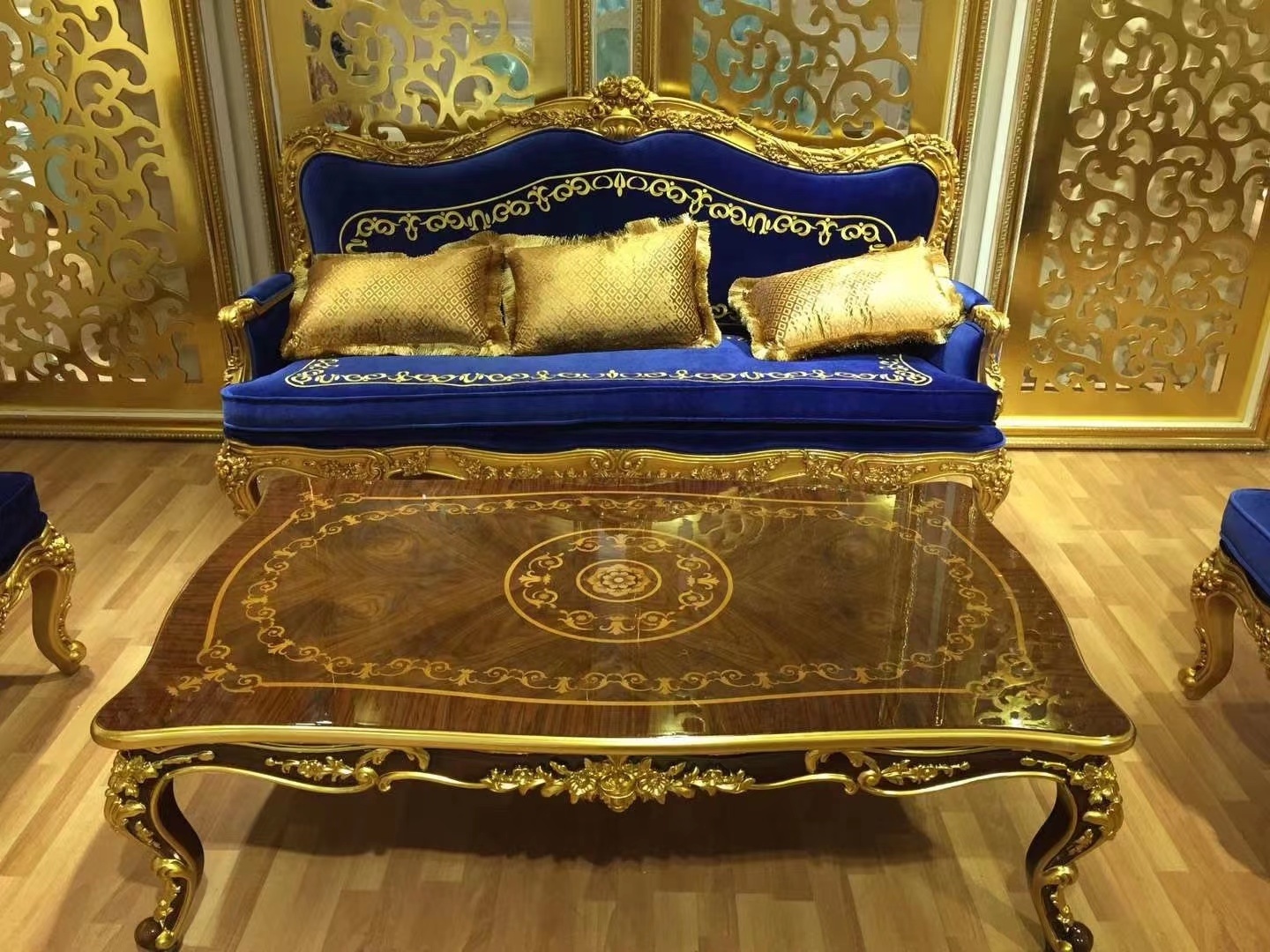 Foshan-Supply Classic Velvet Fabric Tufted Floor Seating Set Gold Wood Carved Royal Blue Sofa Set for Home Furniture