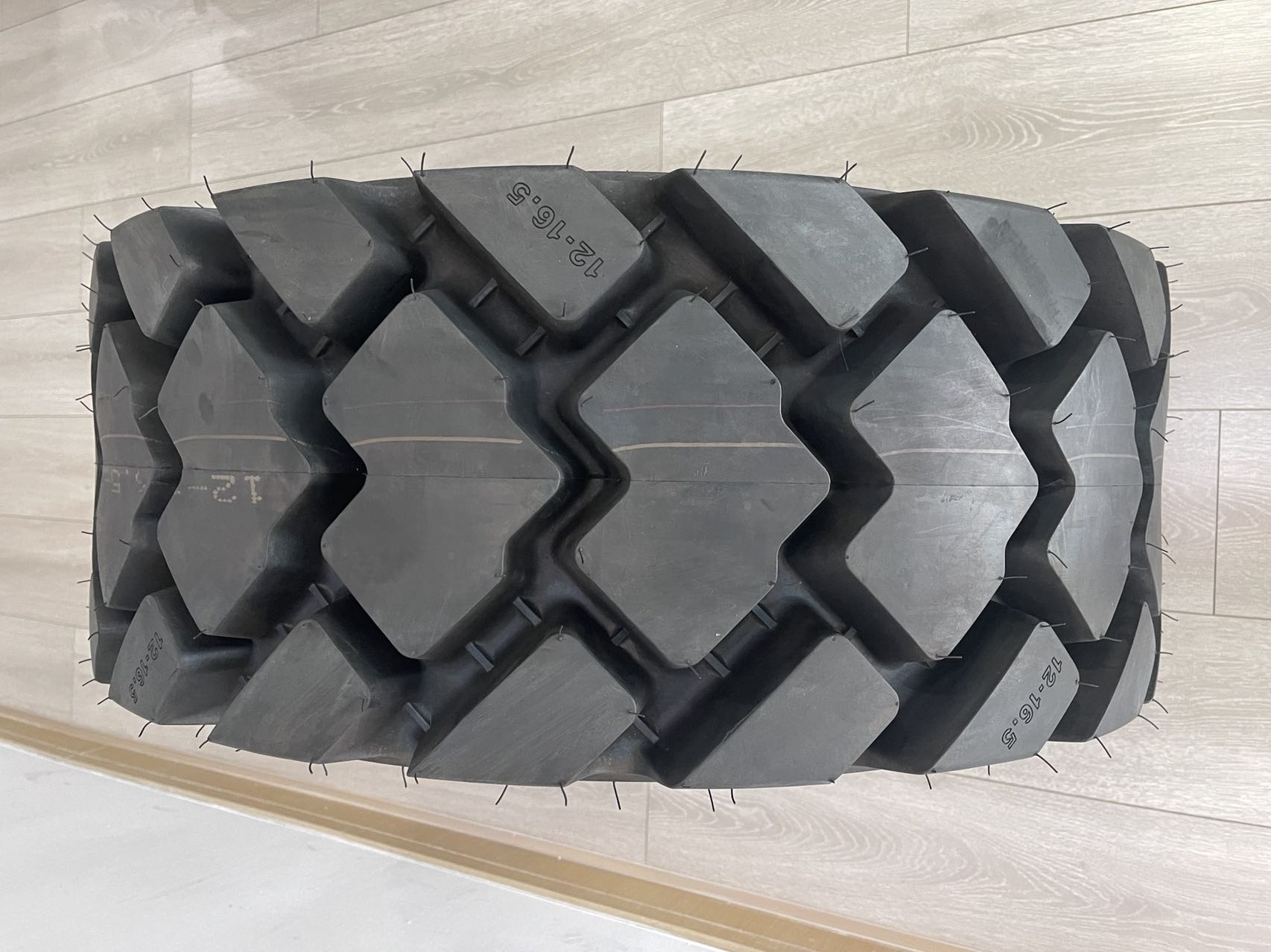 skid steer tires front backhoe tire 10-16.5 12-16.5 14-17.5 15-19.5 19.5l-24 10*16.5 12*16.5 14*17.5 15*19.5