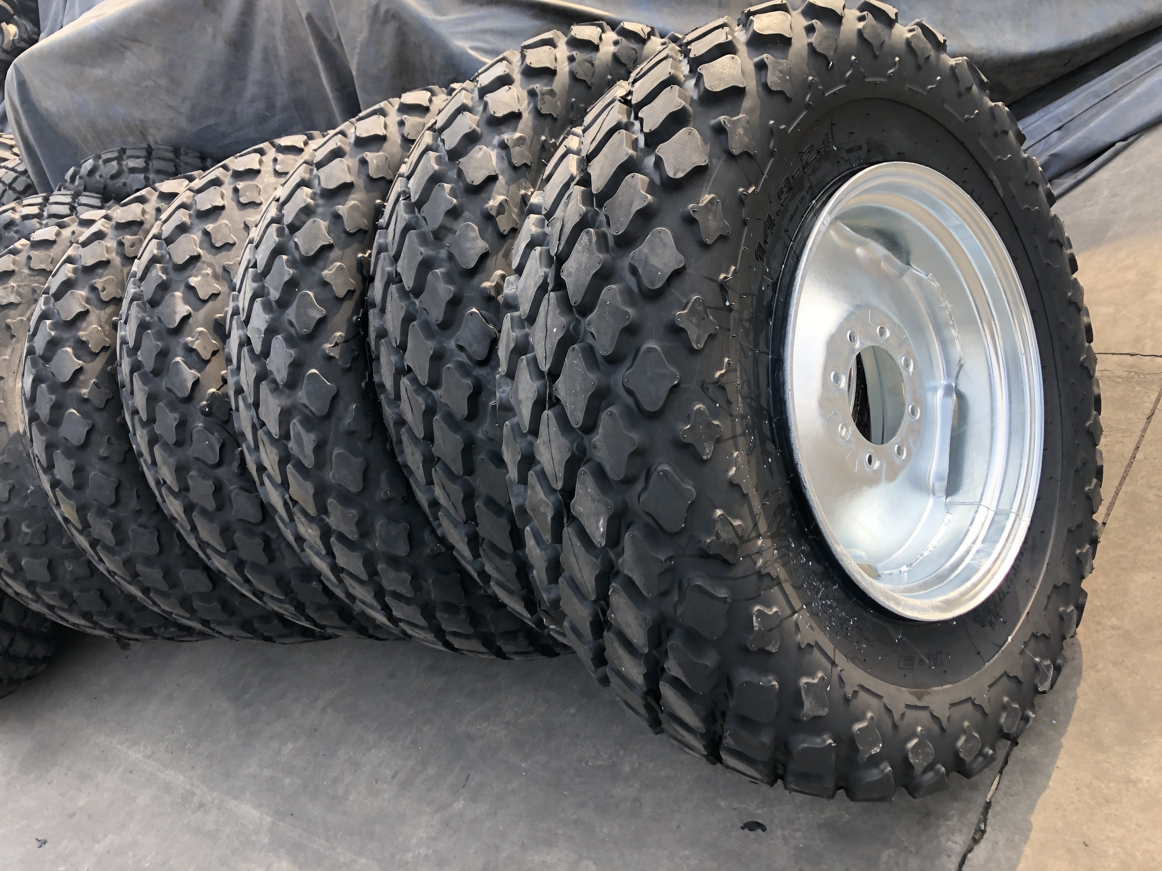 tractor tires turf tire R3 pattern 9.5-24 14.9-24 16.9-28 16.9-30 9.5x24 14.9x24 16.9x28 16.9x30 9.5*24 14.9*24 16.9*28 16.9*30