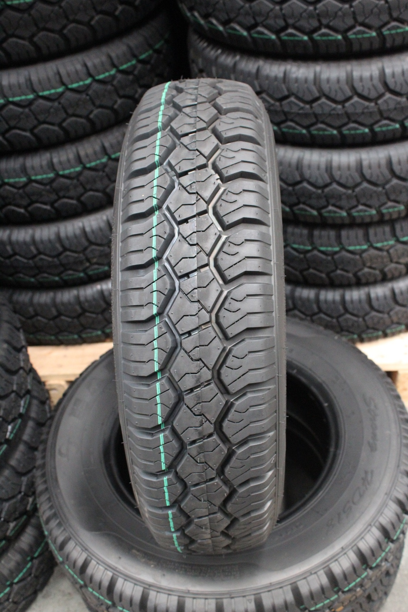 Haida Brand Commercial Vehicle Tire Rubber Car Tyre R16 Tires Radial Gomas Natural 3 Years,150000km 265 65 R17 Radial Tubeless