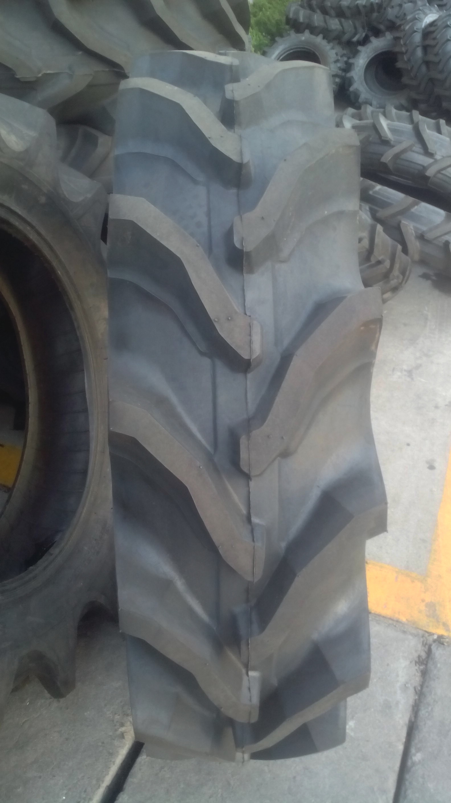 kubota tractor tires size R2 8.3-20 8.3-22 8.3-24 9.5-22 9.5-24 11.2-24 11.2-26 11.2-28 12.4-24 12.4-2612.4-28 12.4-32 13.6-24